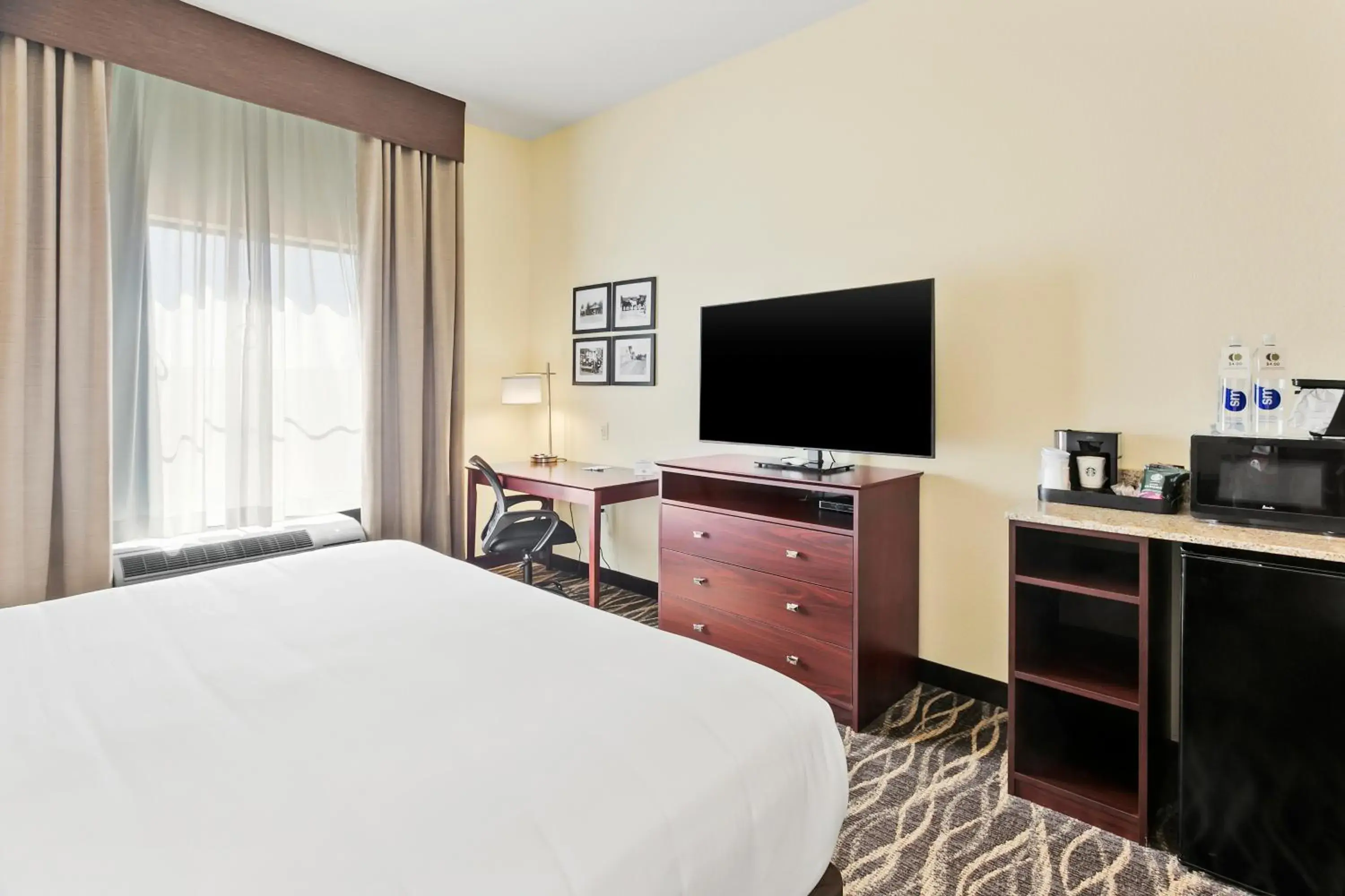 Bed in Cobblestone Hotel & Suites - Wickenburg Bed in Cobblestone Hotel & Suites - Wickenburg