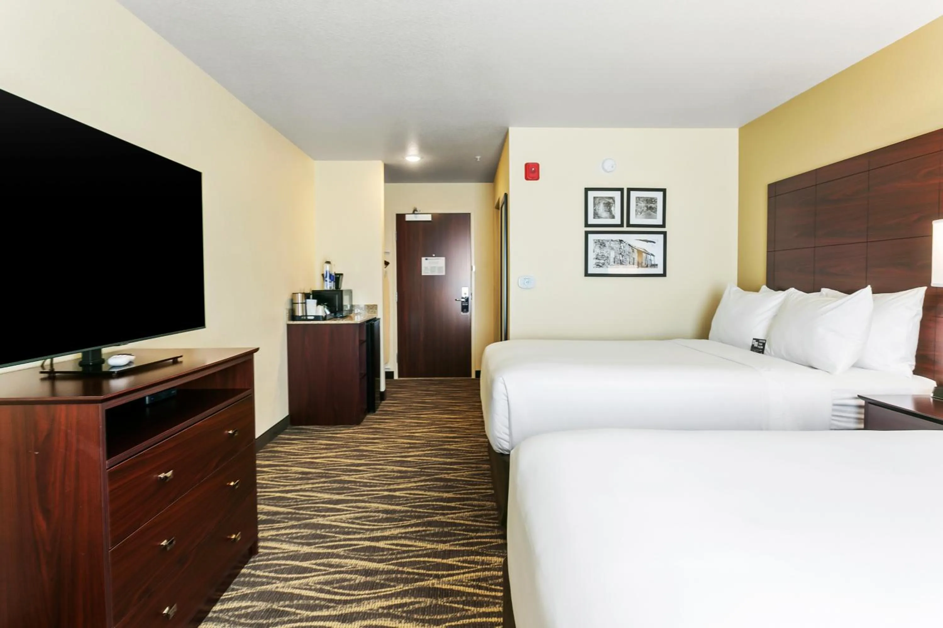 Bed in Cobblestone Hotel & Suites - Wickenburg