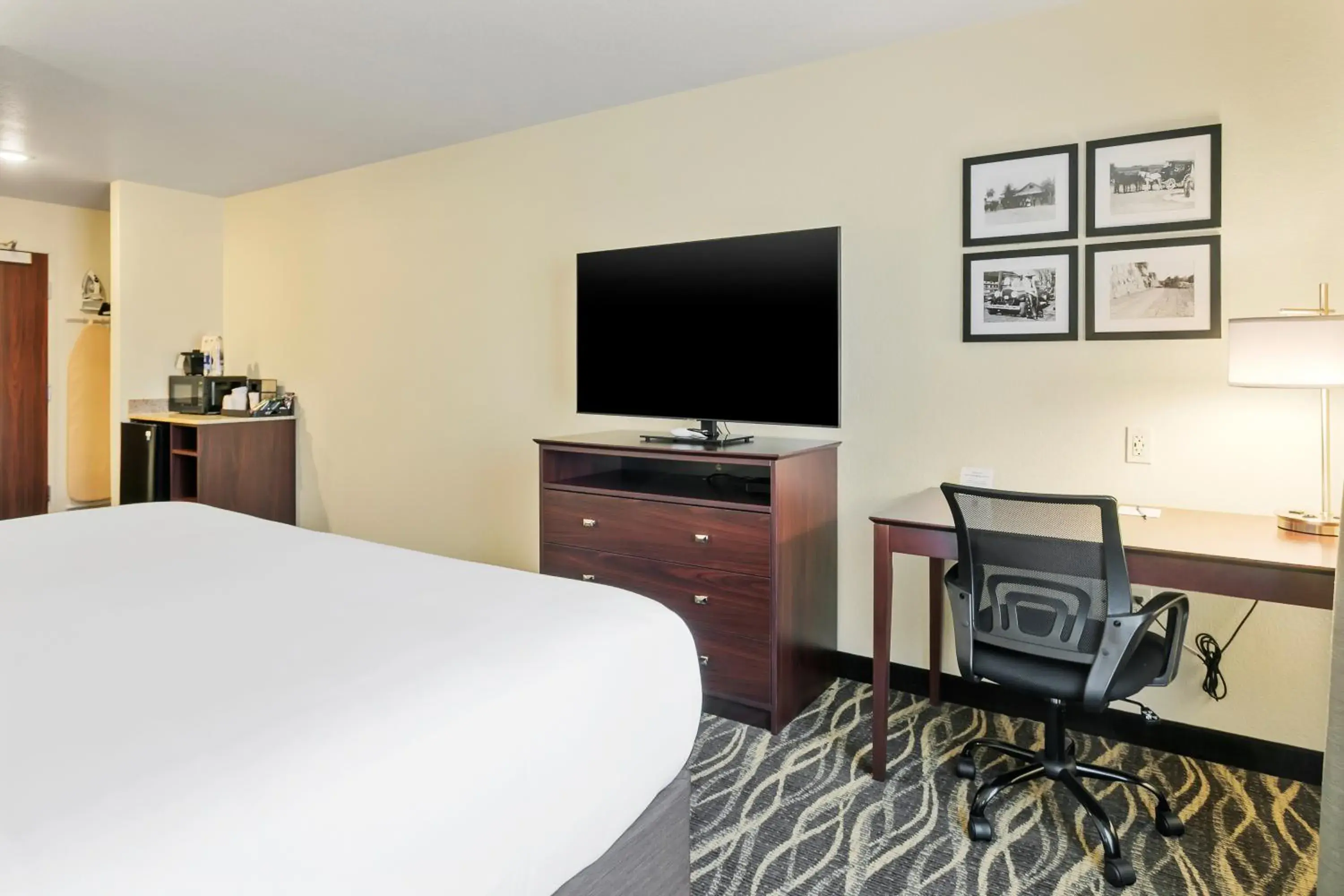 Bed in Cobblestone Hotel & Suites - Wickenburg Bed in Cobblestone Hotel & Suites - Wickenburg