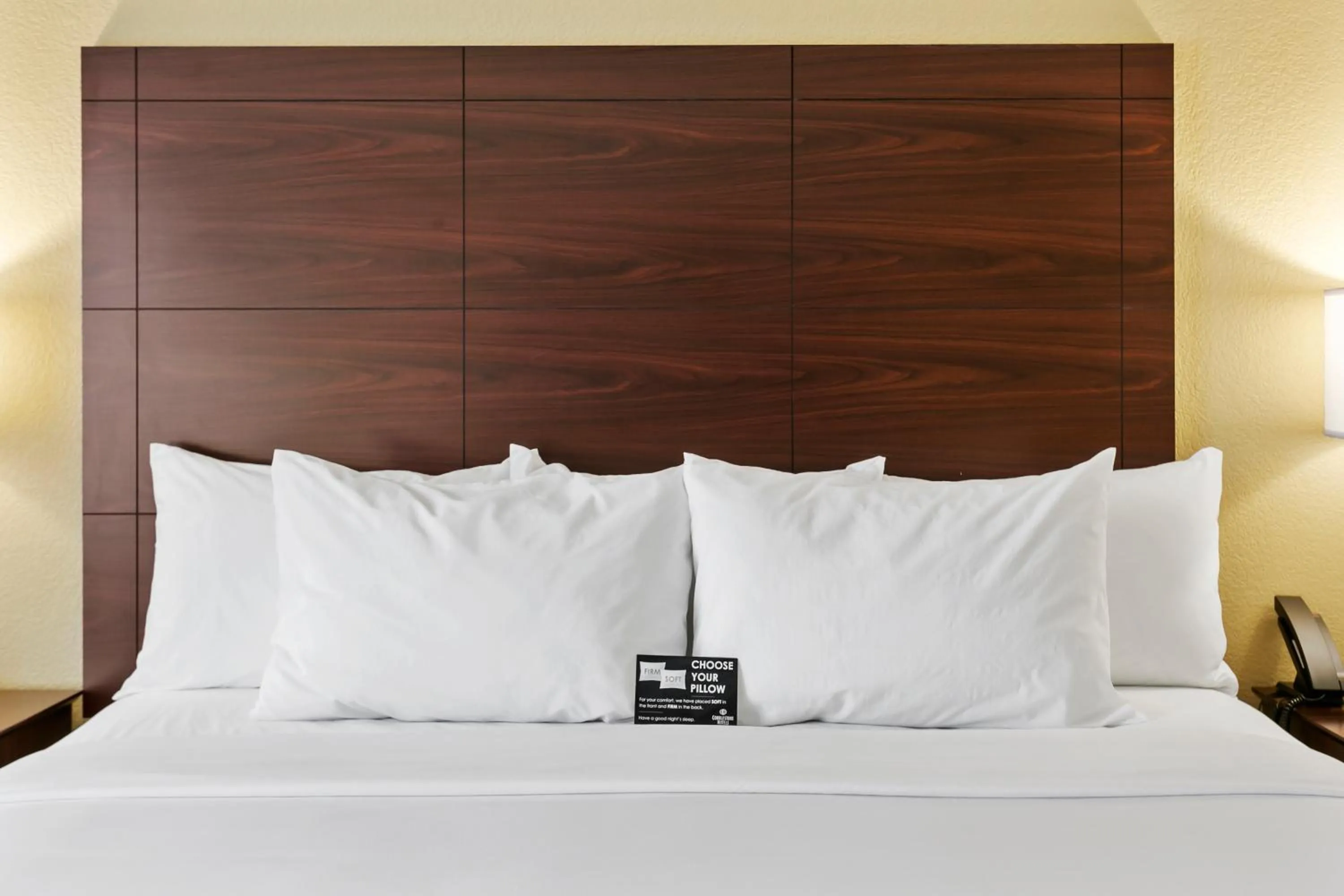 Bed in Cobblestone Hotel & Suites - Wickenburg