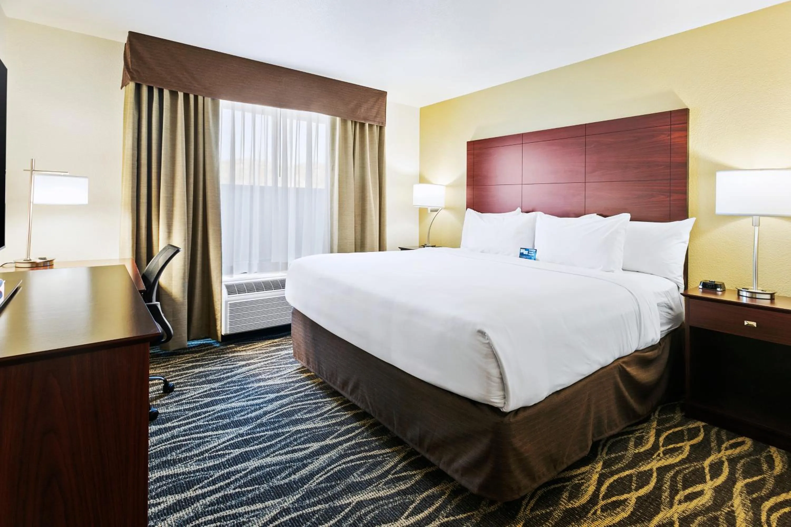 Bed in Cobblestone Hotel & Suites - Wickenburg