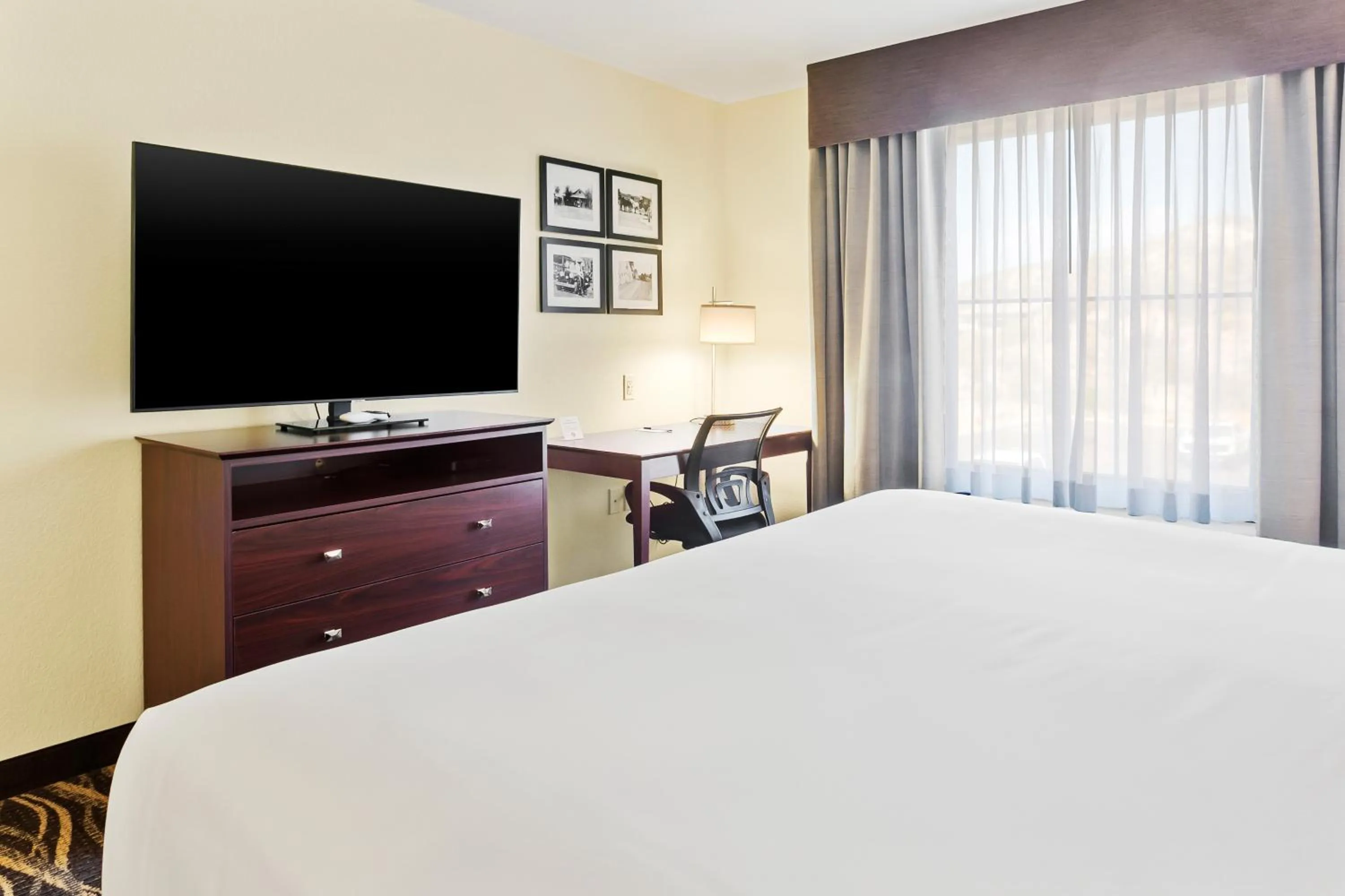 Bed in Cobblestone Hotel & Suites - Wickenburg