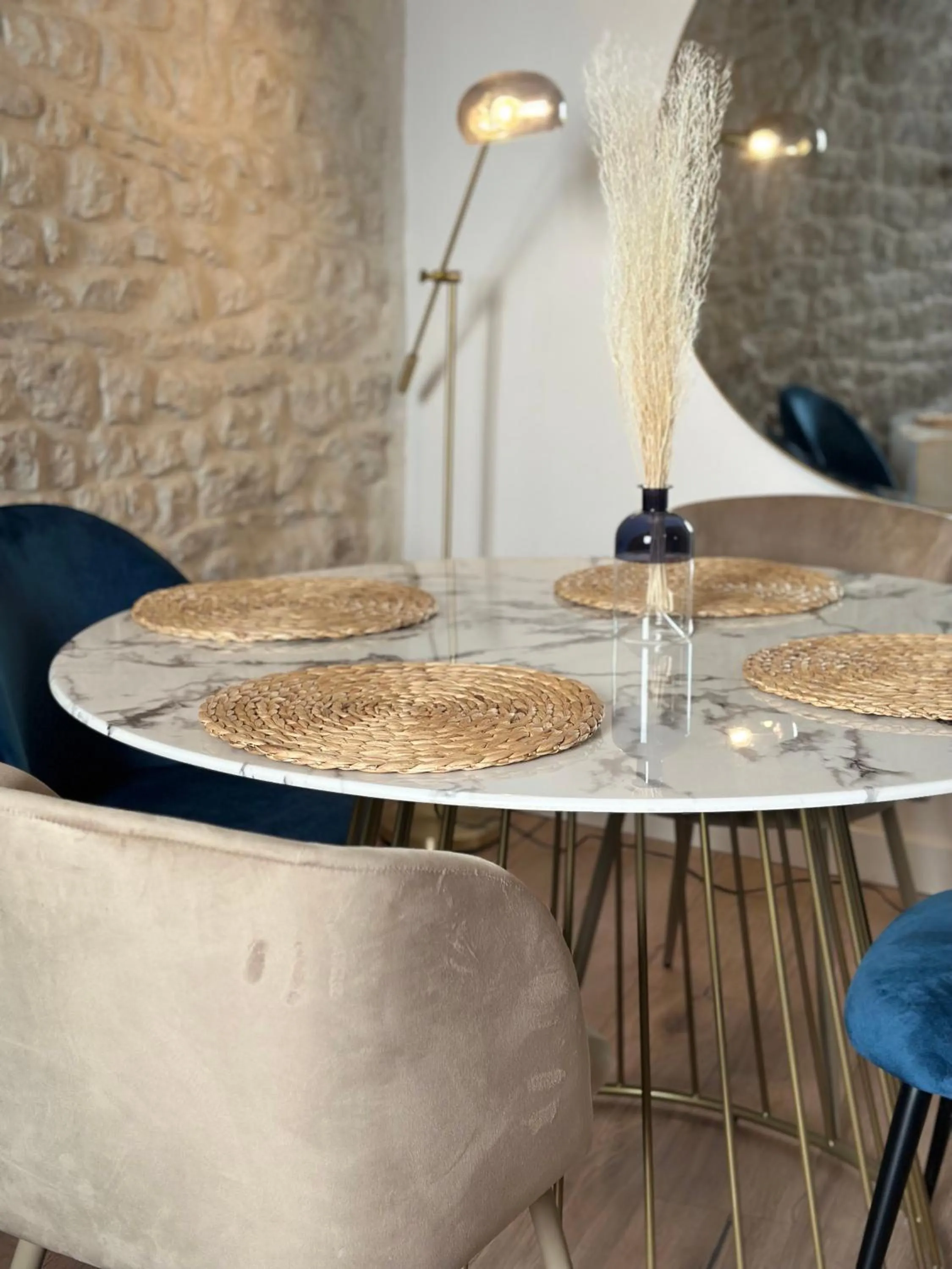 Dining area in Duplex à 2 min des arènes et de la maison carrée