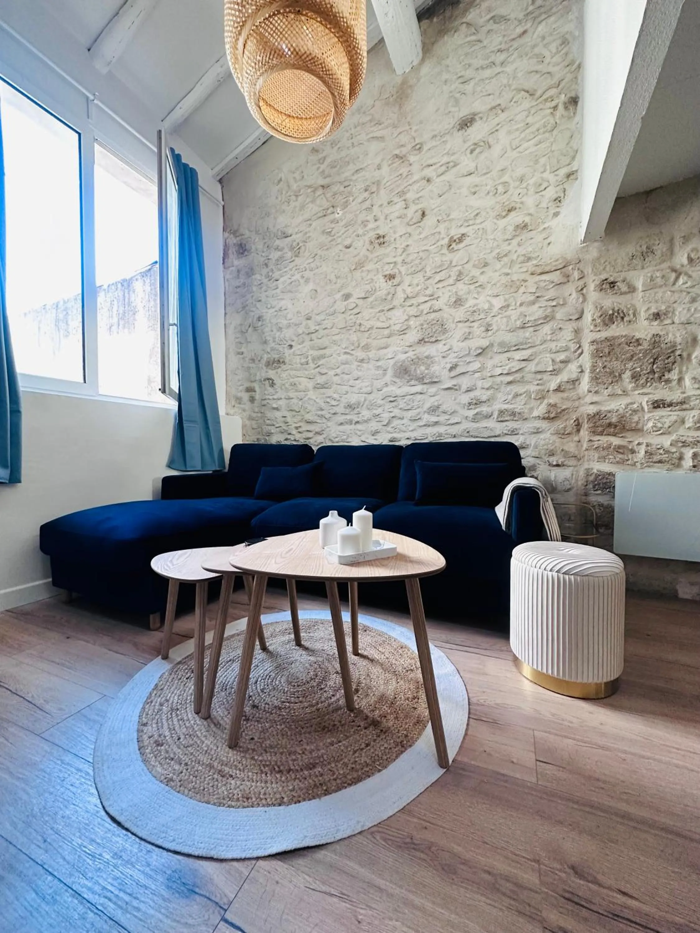 Living room in Duplex à 2 min des arènes et de la maison carrée