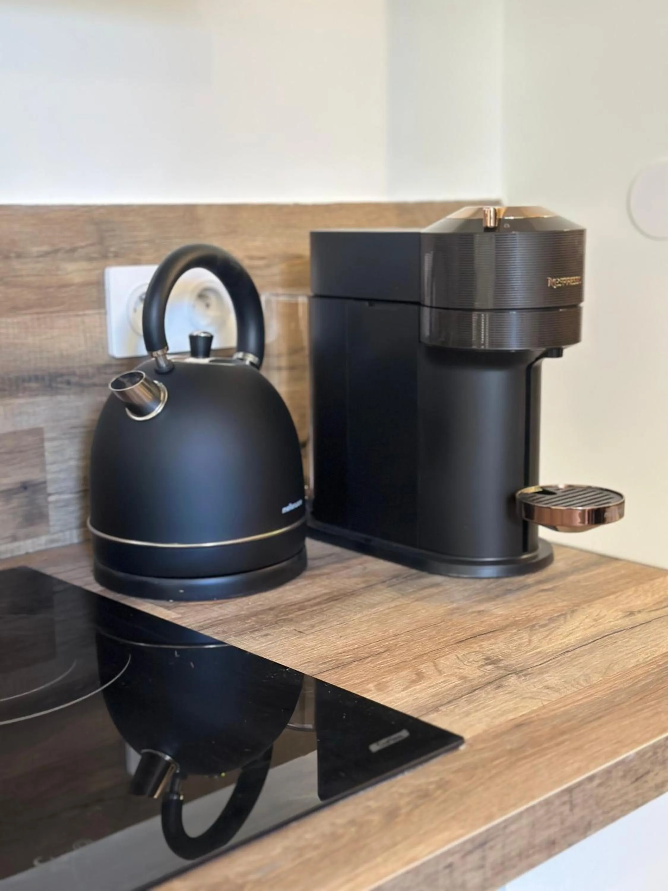 stove in Duplex à 2 min des arènes et de la maison carrée