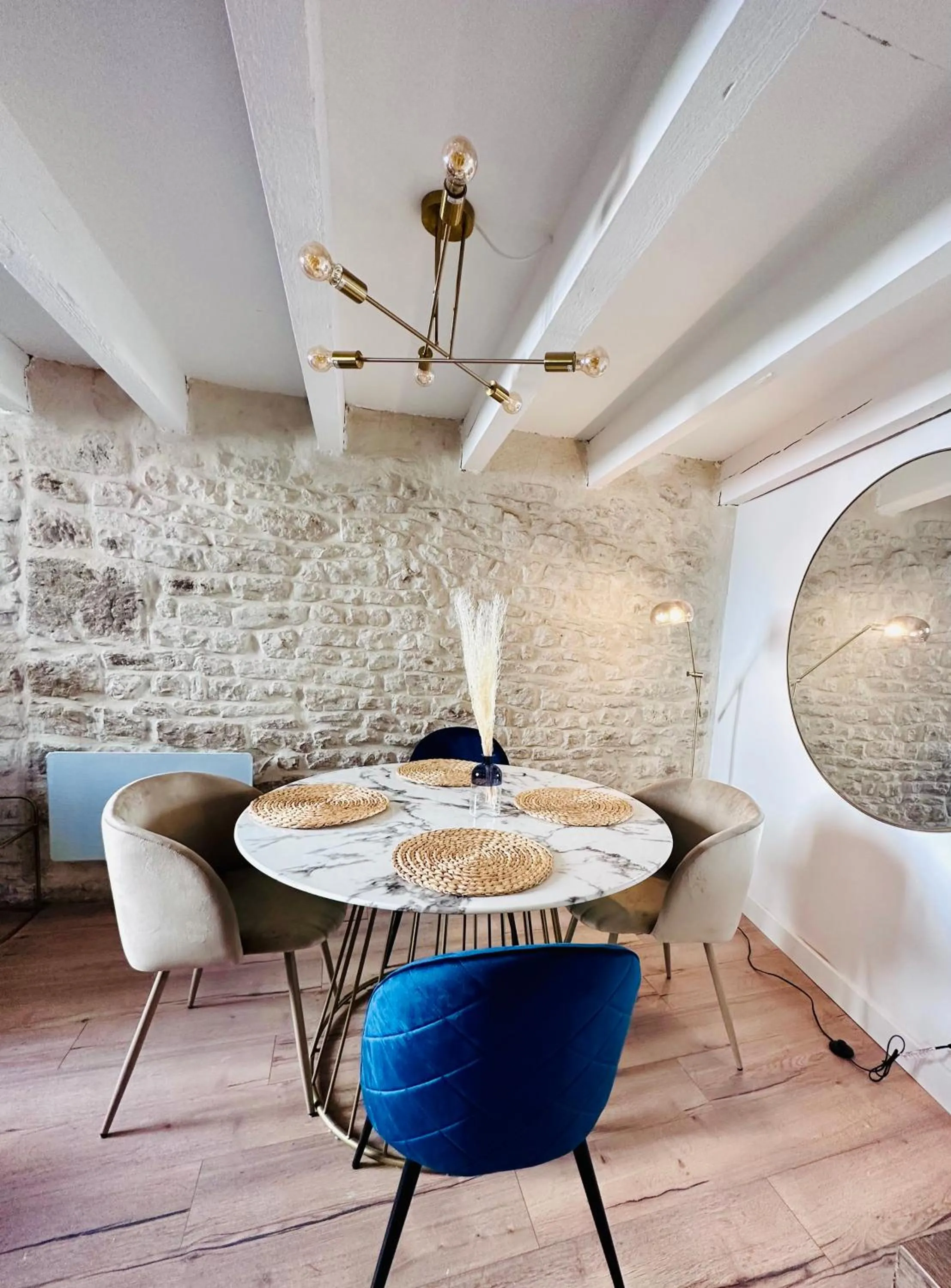 Dining area in Duplex à 2 min des arènes et de la maison carrée