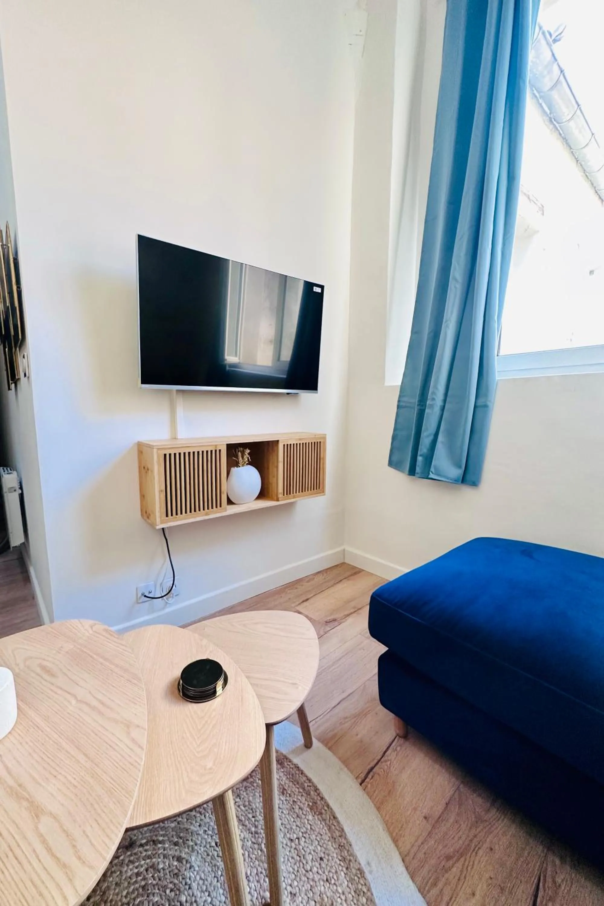 Communal lounge/ TV room in Duplex à 2 min des arènes et de la maison carrée