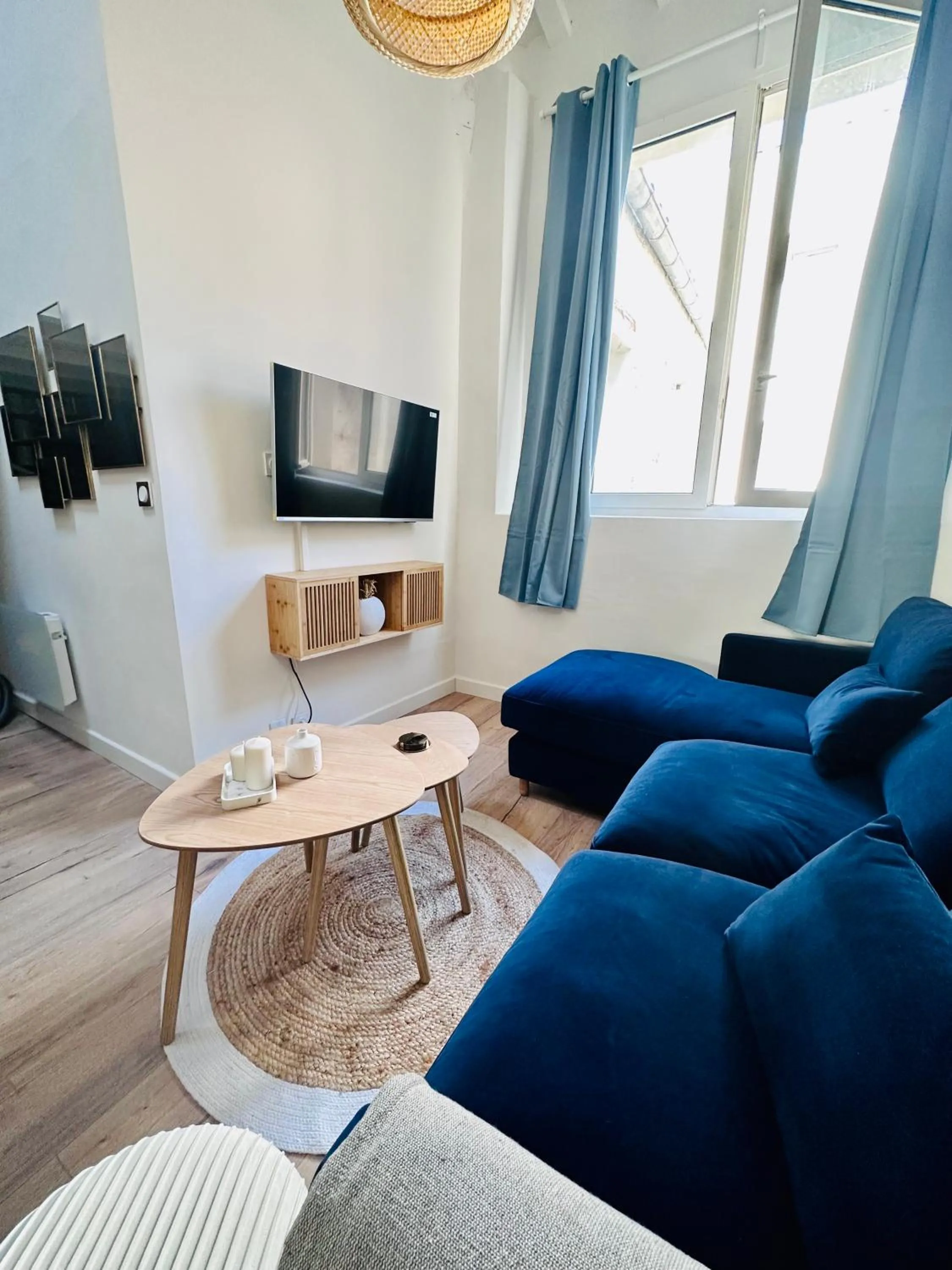 TV and multimedia in Duplex à 2 min des arènes et de la maison carrée
