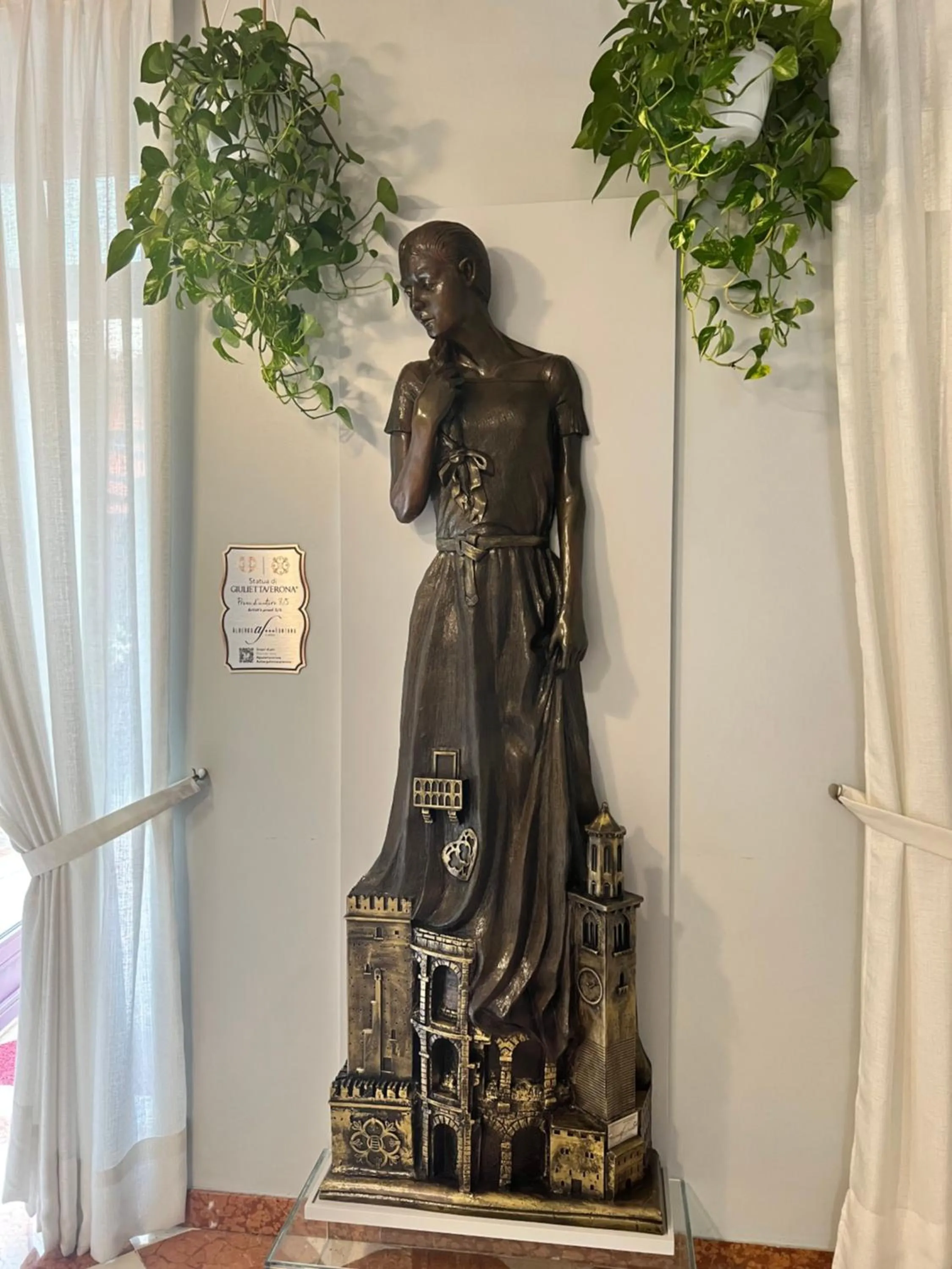 Communal lounge/ TV room in Hotel Fontana Verona