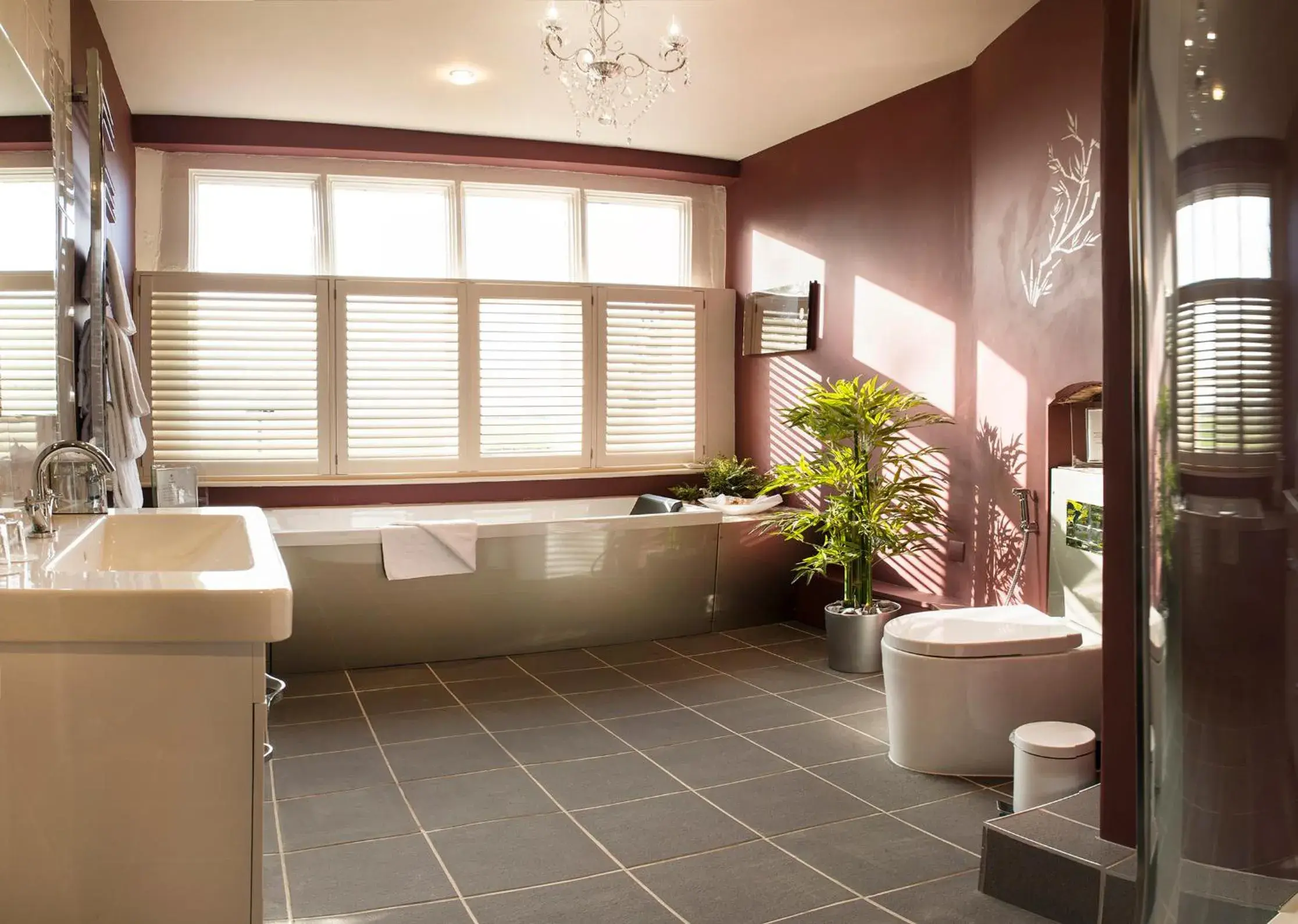 Deluxe Double ‘Bridal Suite’ in Hatherley Manor Hotel & Spa Deluxe Double ‘Bridal Suite’ in Hatherley Manor Hotel & Spa