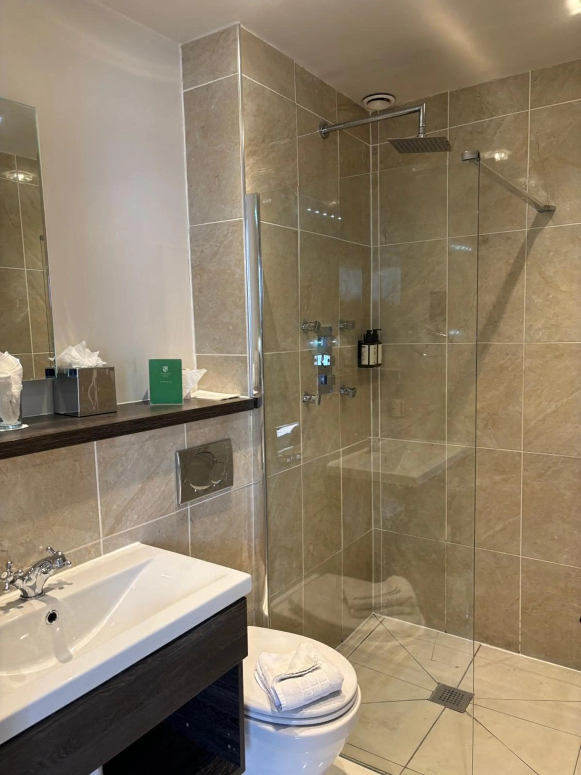 Shower in Hatherley Manor Hotel & Spa