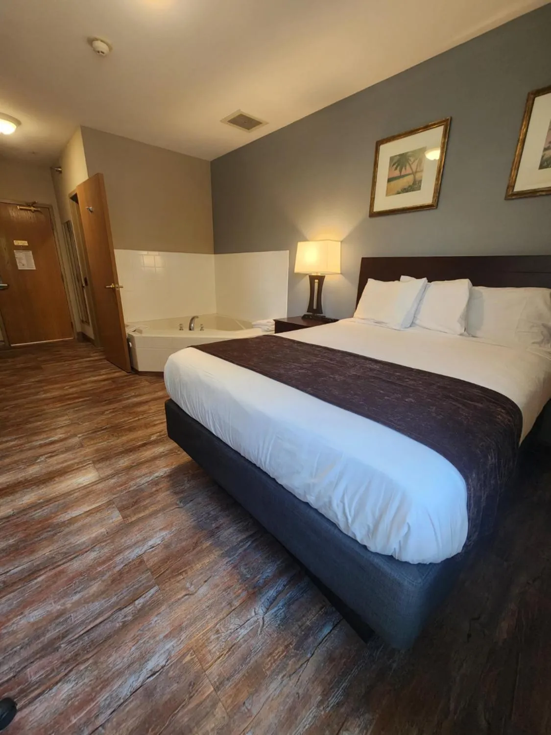 Photo of the whole room, Bed in Put-in-Bay Resort & Conference Center