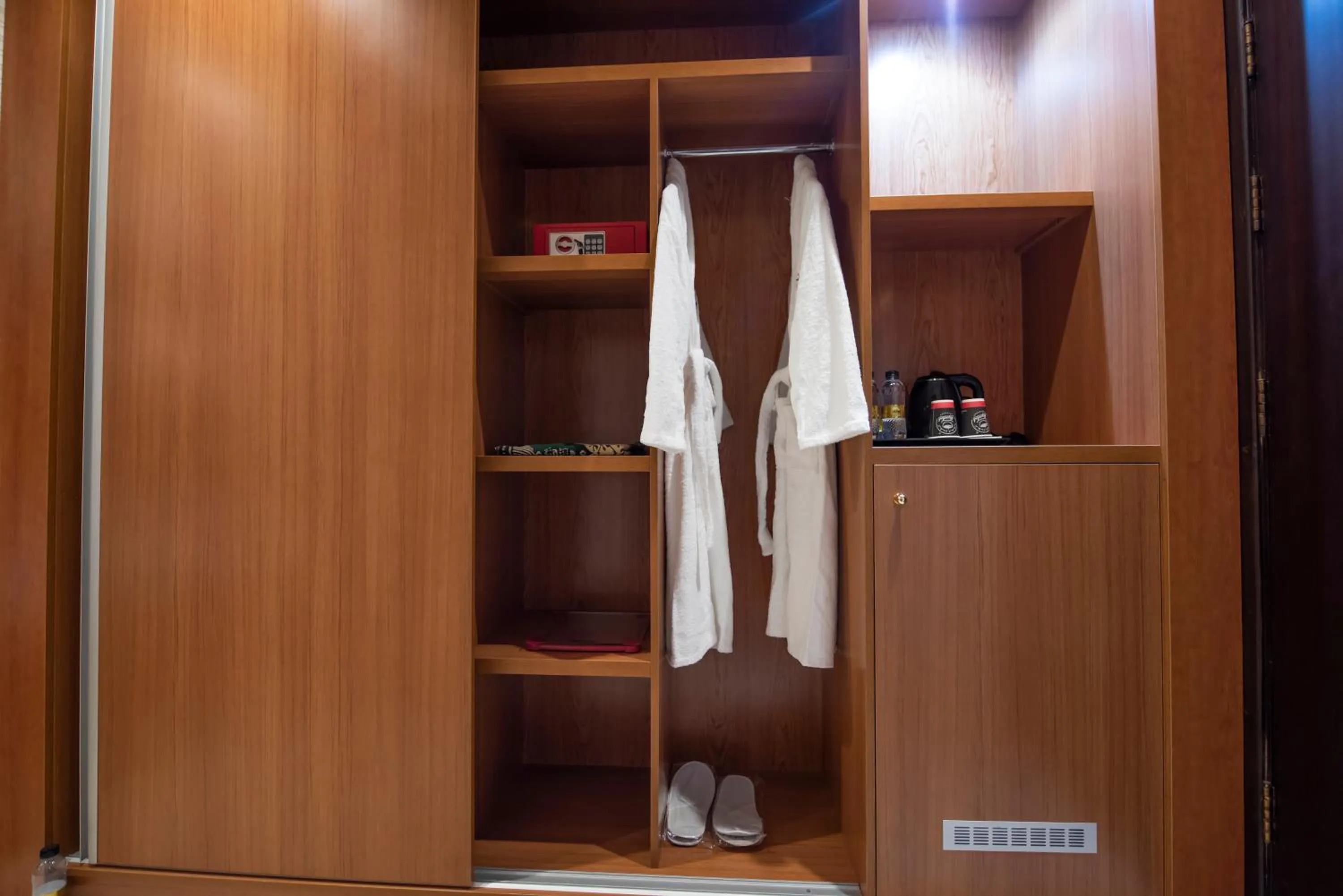 wardrobe in Paradise Inn Jeddah Hotel