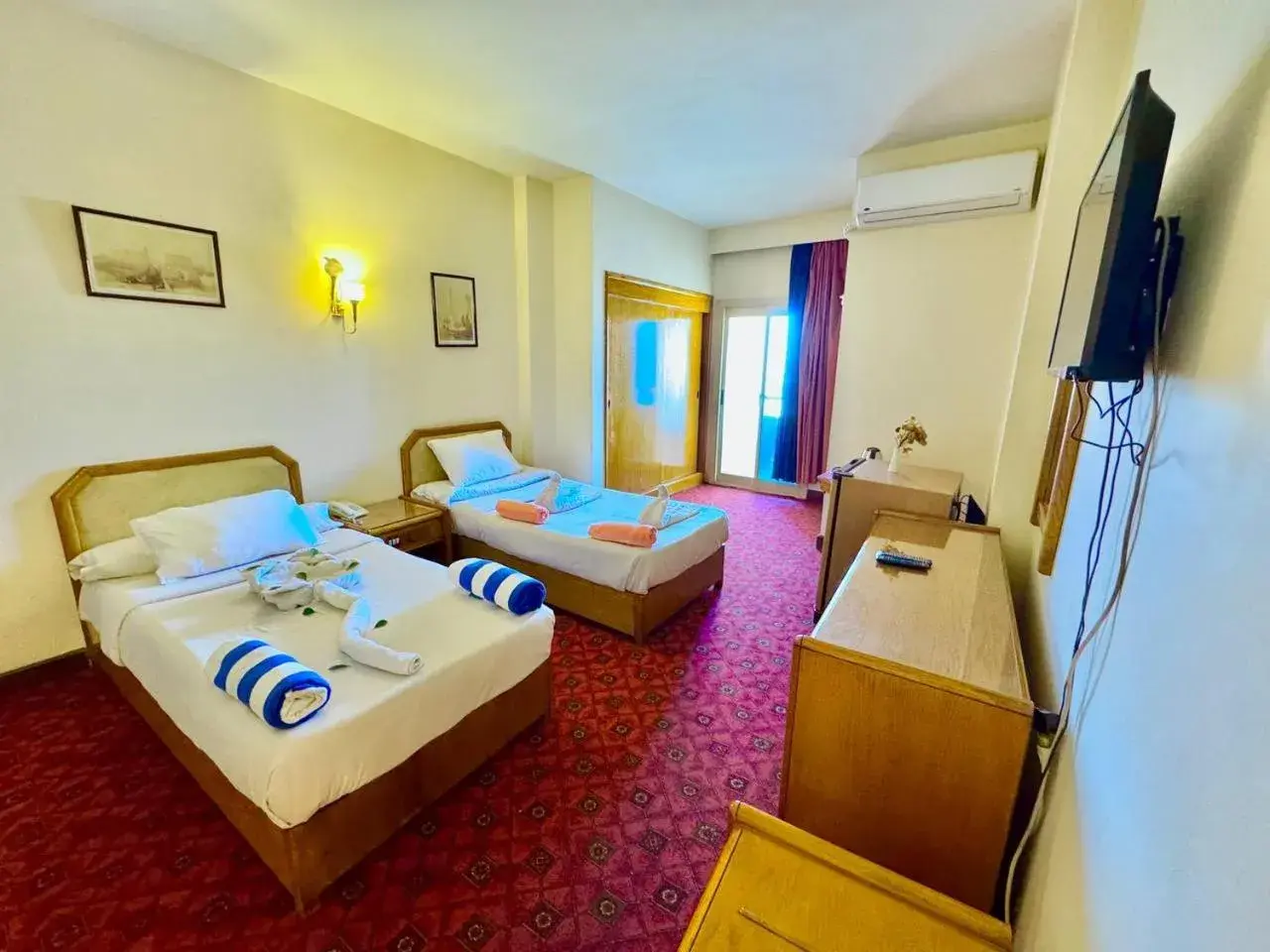 Communal lounge/ TV room, Bed in Queens Valley Hotel Communal lounge/ TV room, Bed in Queens Valley Hotel