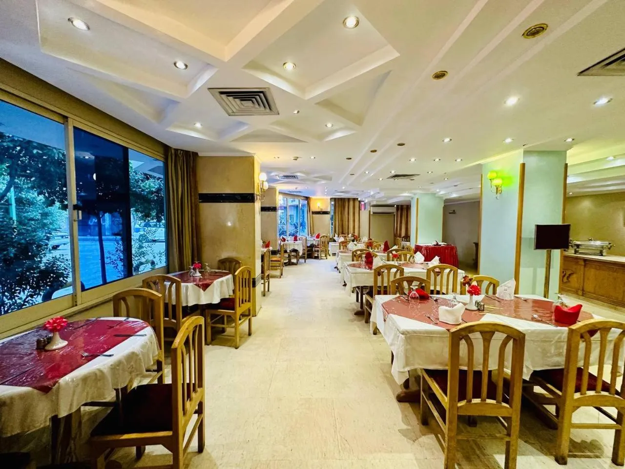 Restaurant/places to eat in Queens Valley Hotel