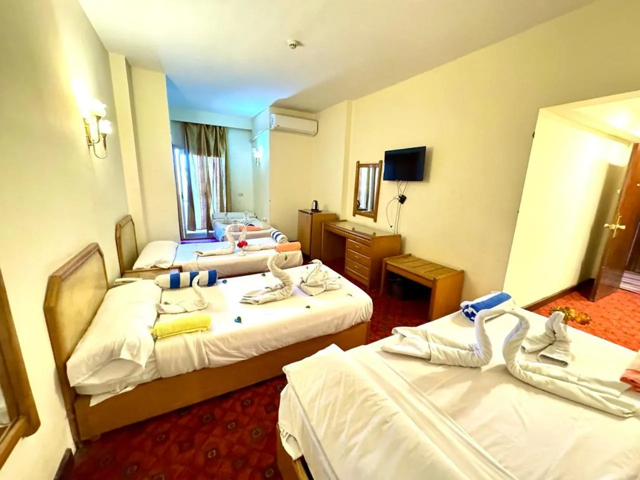 Communal lounge/ TV room, Bed in Queens Valley Hotel