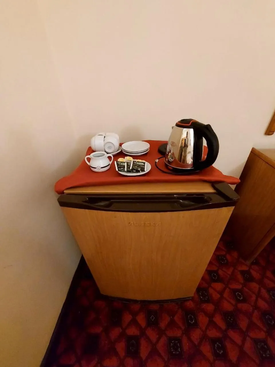 Coffee/tea facilities in Queens Valley Hotel