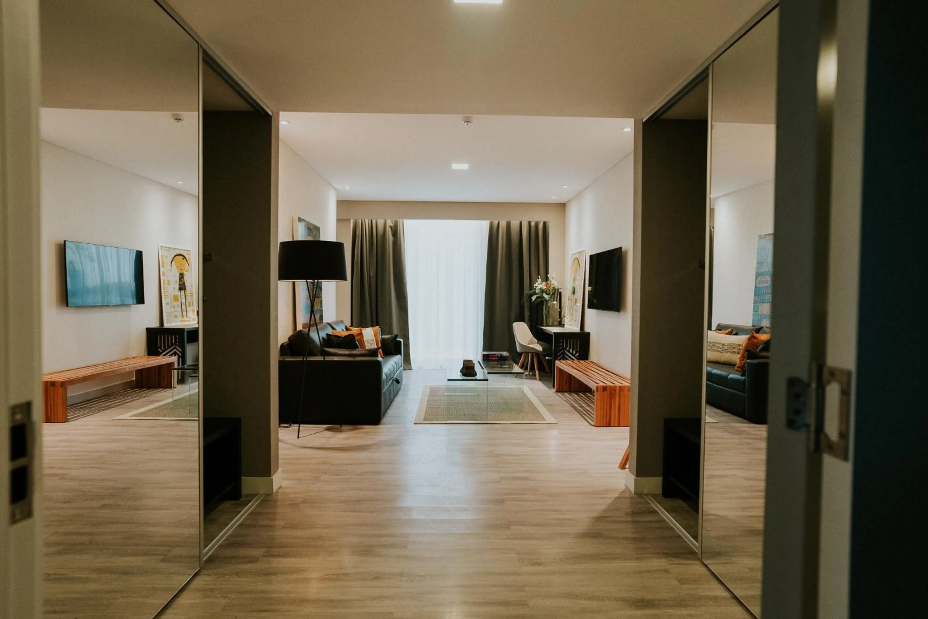 Living room, Bed in Howard Johnson Plaza La Ribera