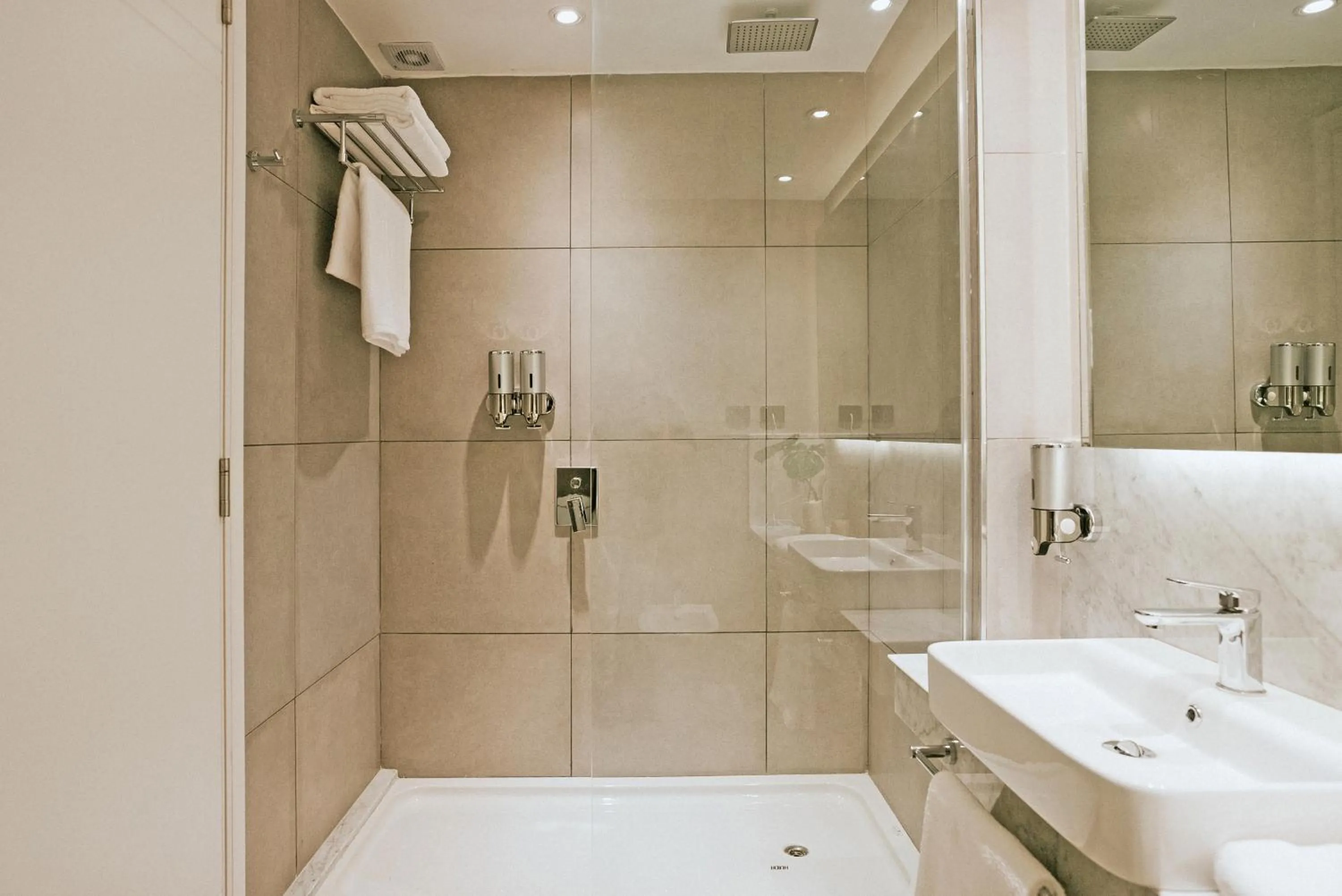 Shower in Howard Johnson Plaza La Ribera