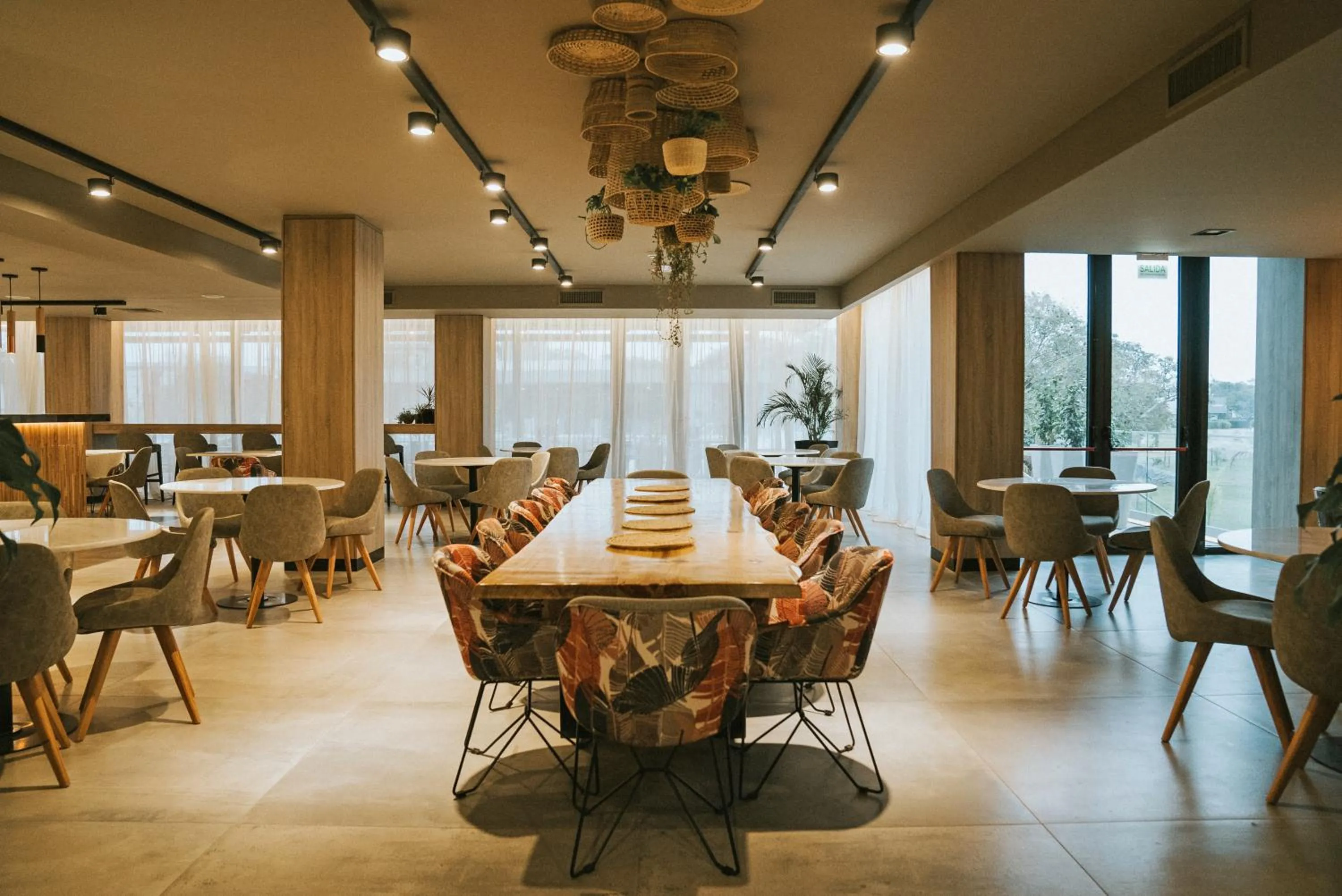 Restaurant/places to eat in Howard Johnson Plaza La Ribera