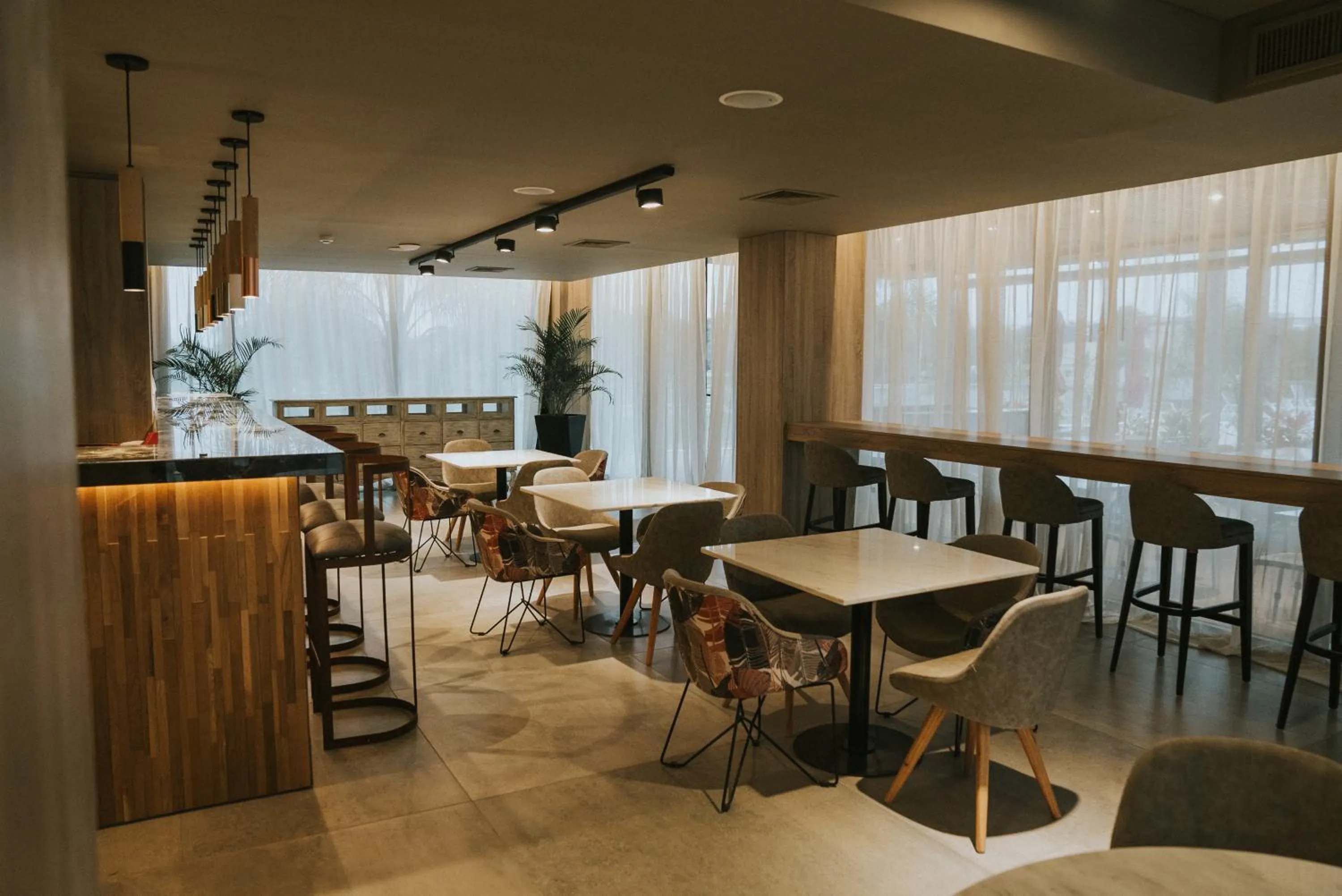 Lounge or bar in Howard Johnson Plaza La Ribera