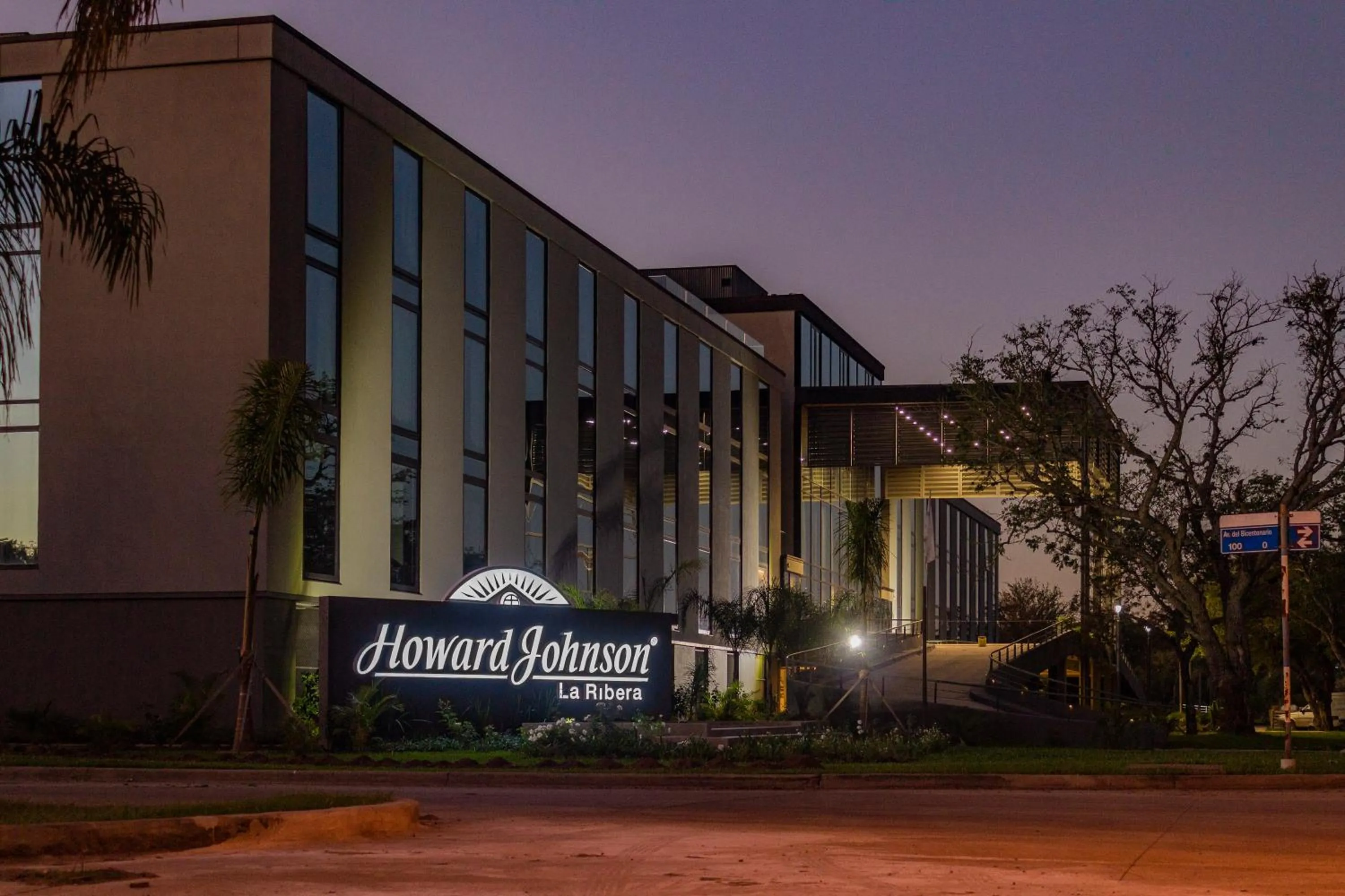 Property building in Howard Johnson Plaza La Ribera