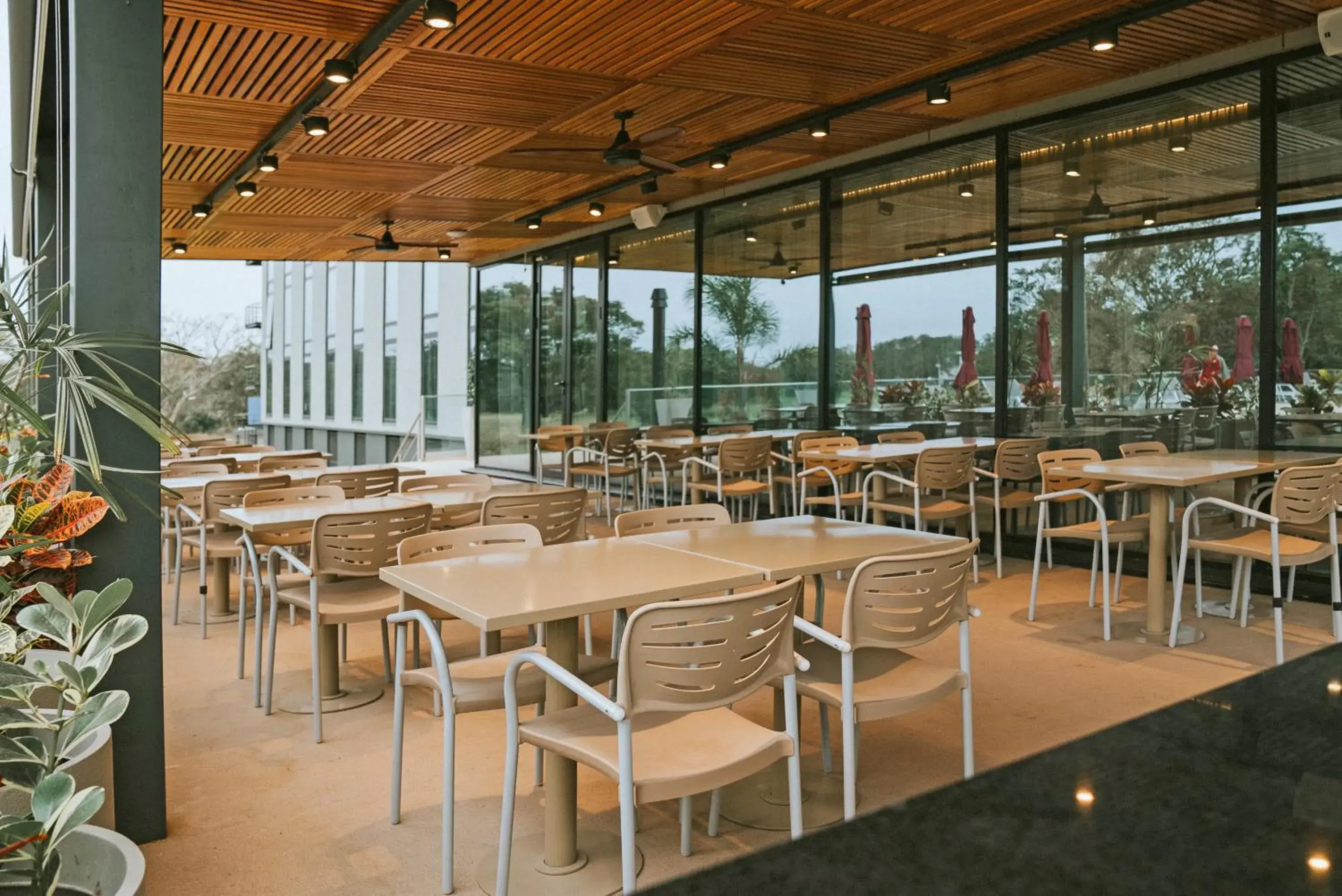 Restaurant/places to eat in Howard Johnson Plaza La Ribera Restaurant/places to eat in Howard Johnson Plaza La Ribera