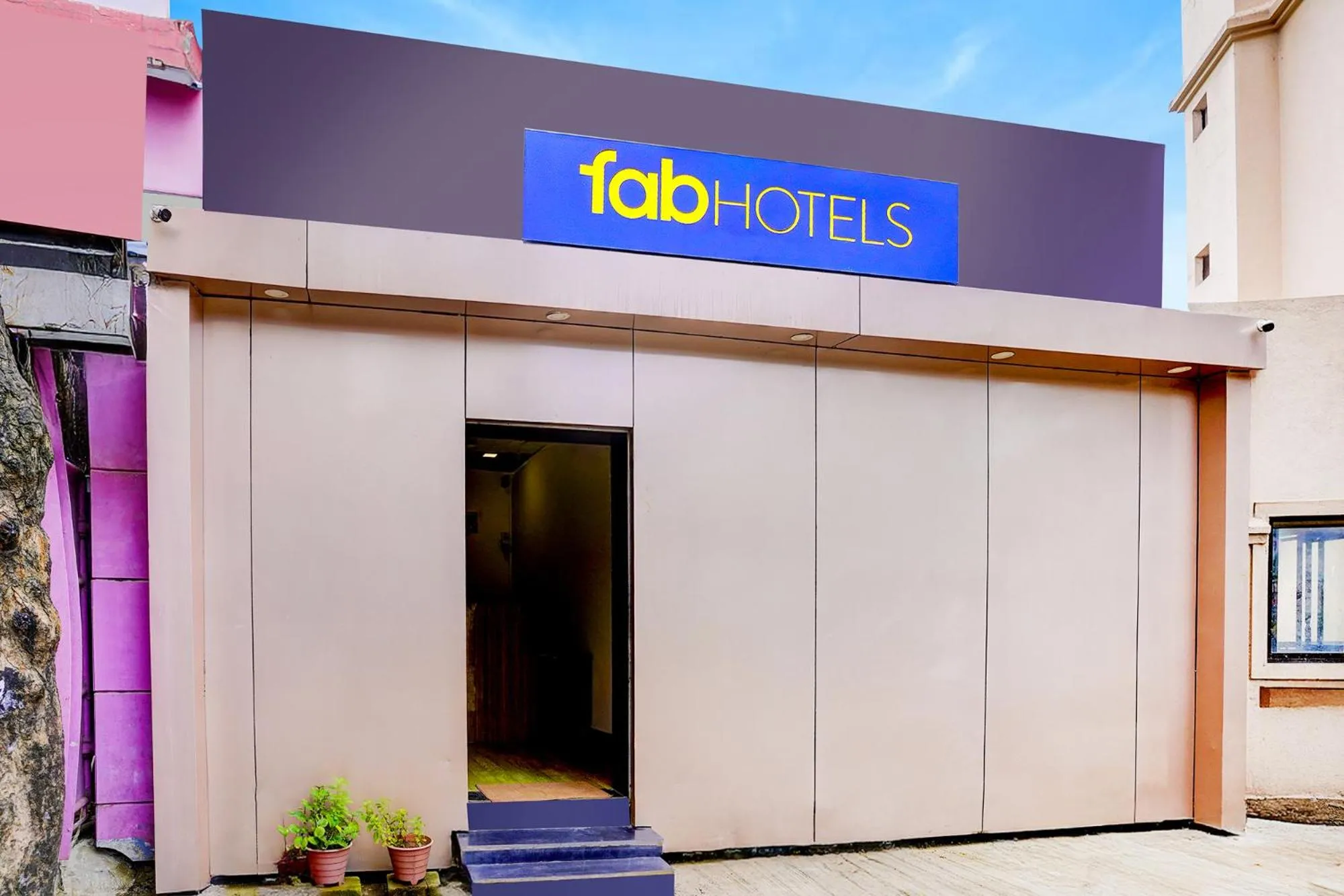 Facade/entrance in Via Sumit Palace