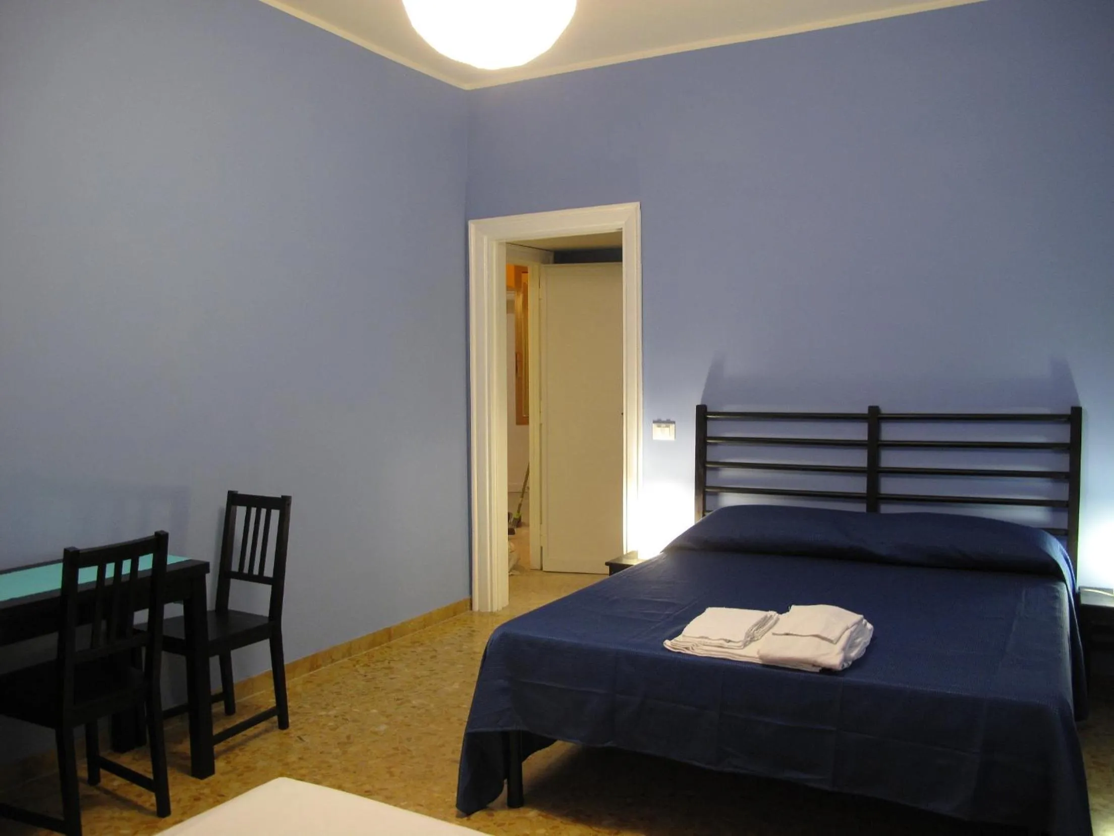 Photo of the whole room, Bed in Arches Inn