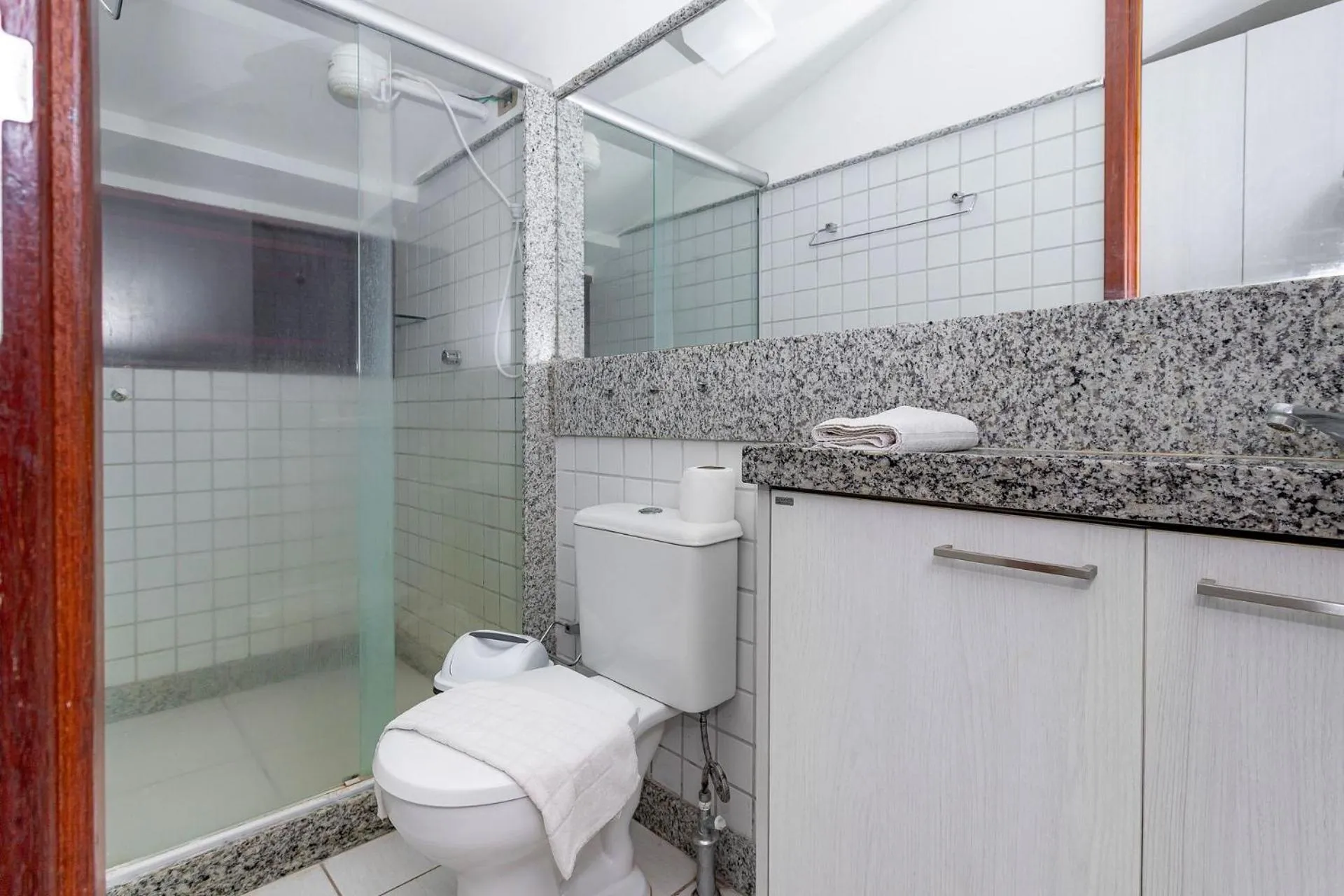 Toilet in Nannai Residence by AFT