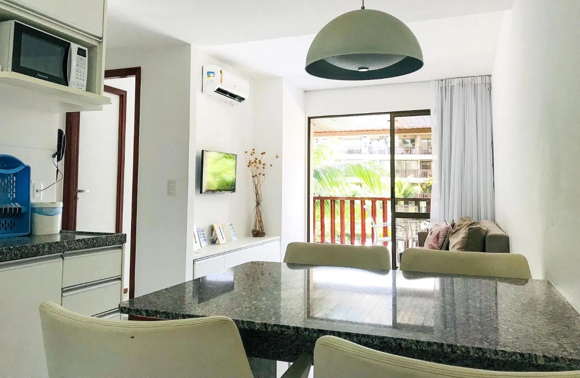 Living room in Nannai Residence by AFT