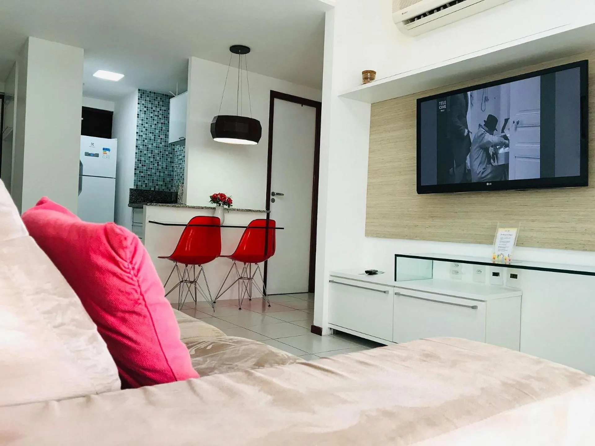 Living room, Bed in Nannai Residence by AFT