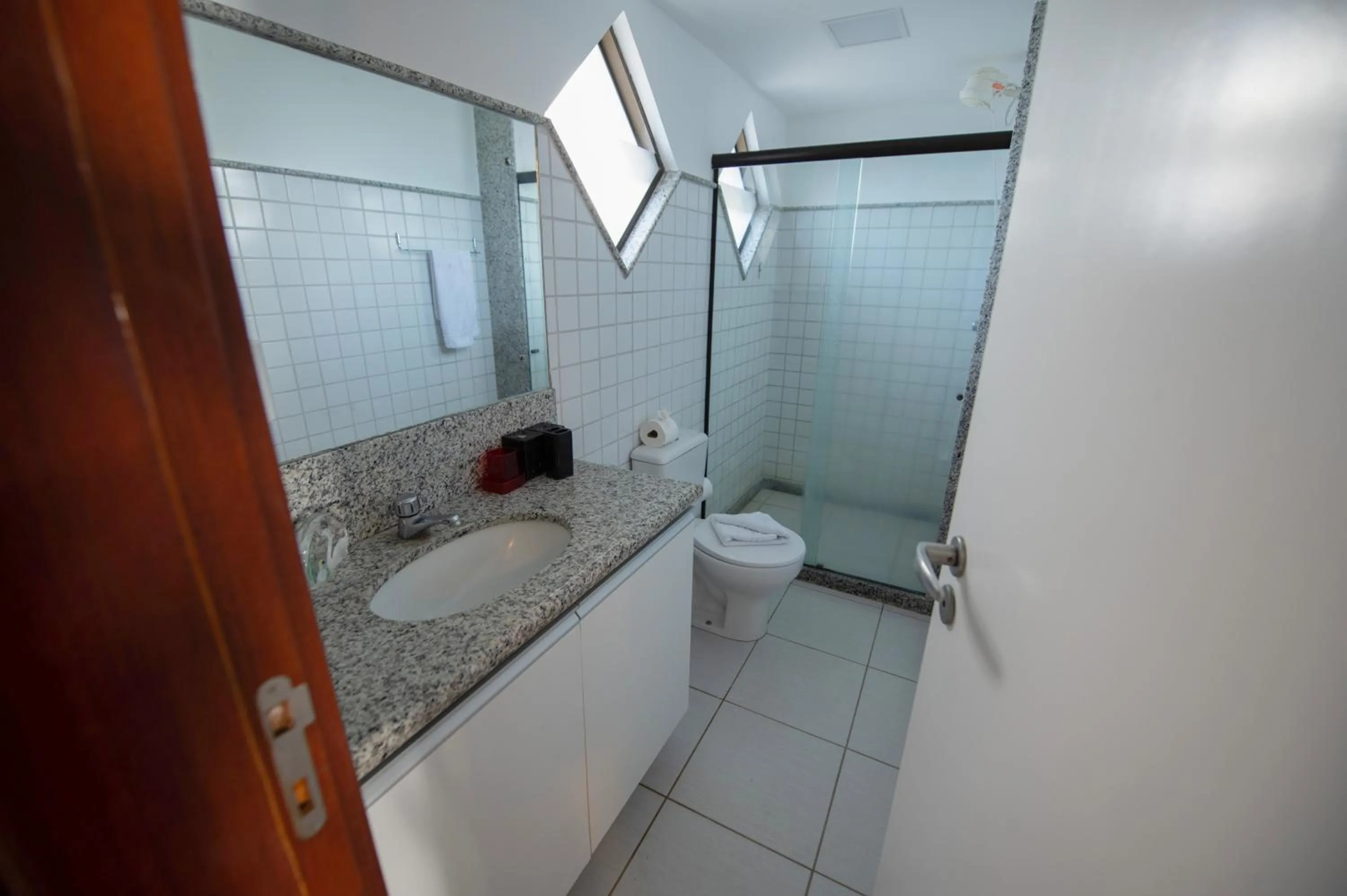 Bathroom in Nannai Residence by AFT