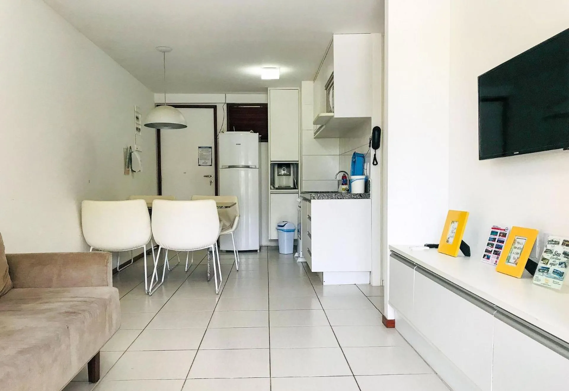 Living room in Nannai Residence by AFT