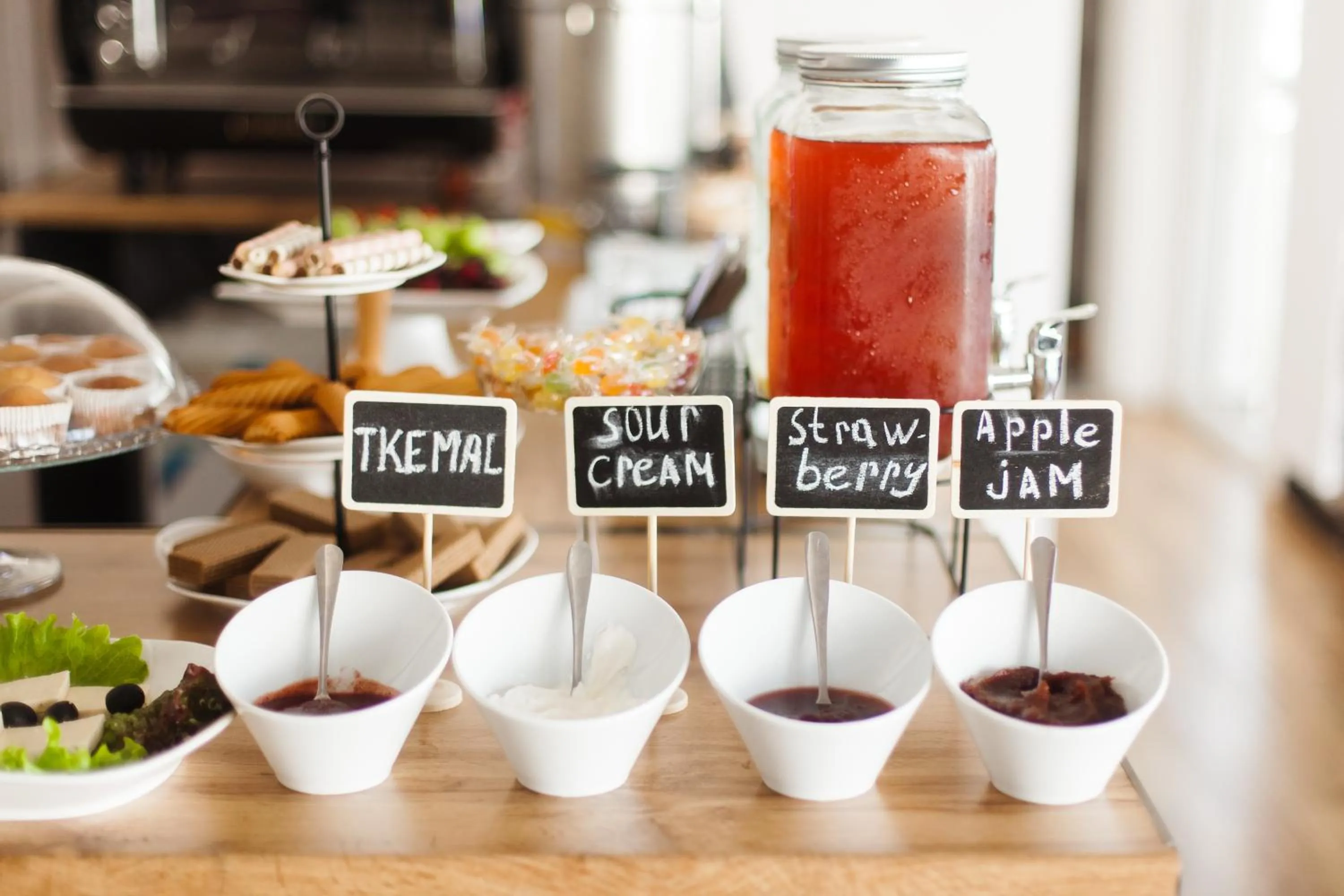 Restaurant/places to eat in Hotel Tato & CoWorking space