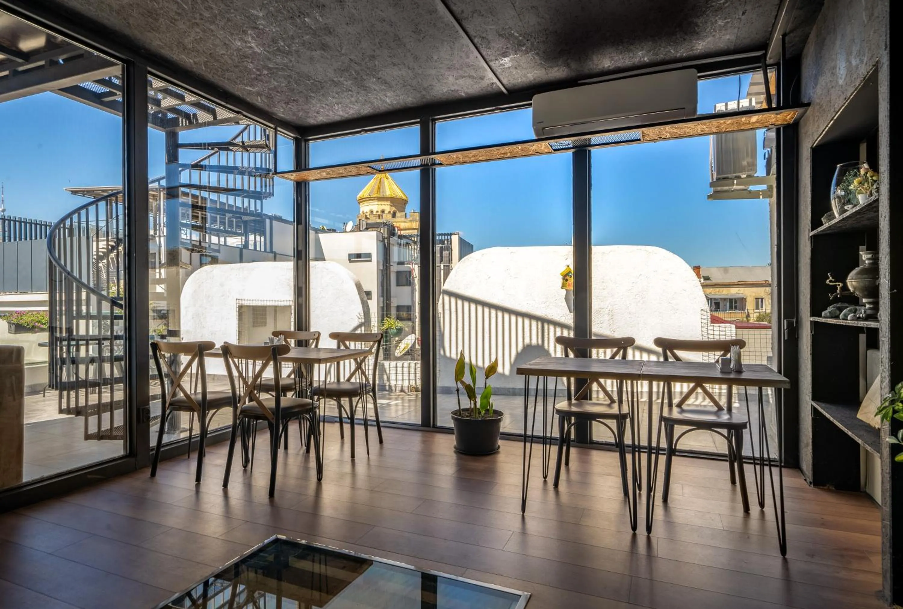 Restaurant/places to eat in Hotel Tato & CoWorking space