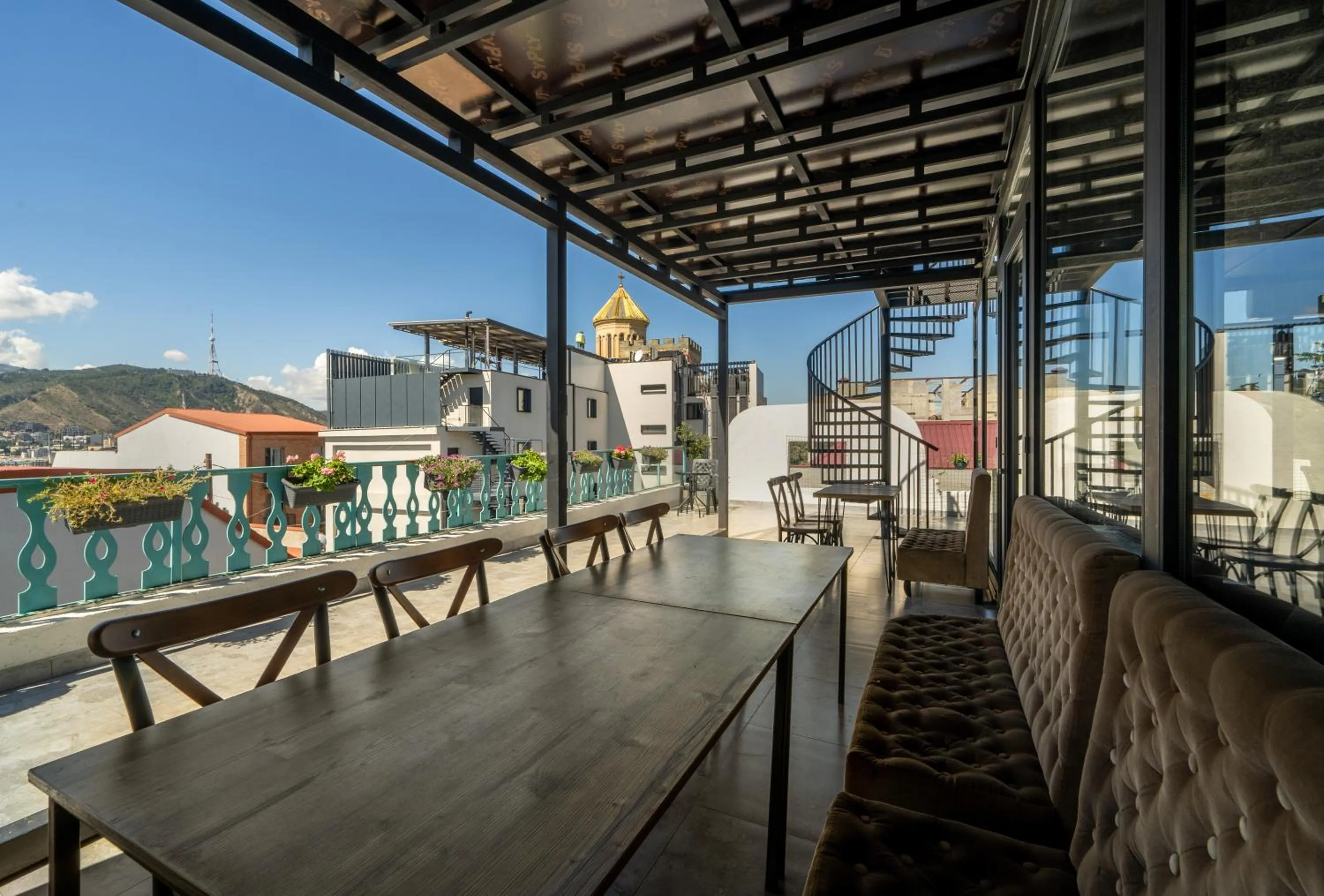 Restaurant/places to eat in Hotel Tato & CoWorking space