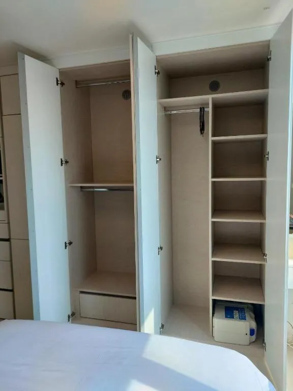 Swimming pool, Bed in Songdo Halla Westernpark-SeaViewRoom Hotel-바다전망