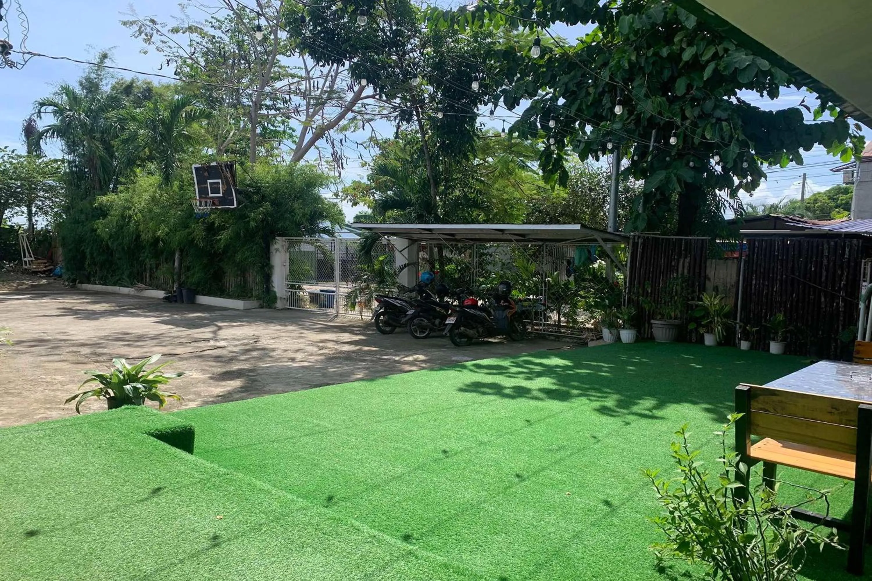 Garden view in Green Dale's Travellers Inn Puerto Princesa