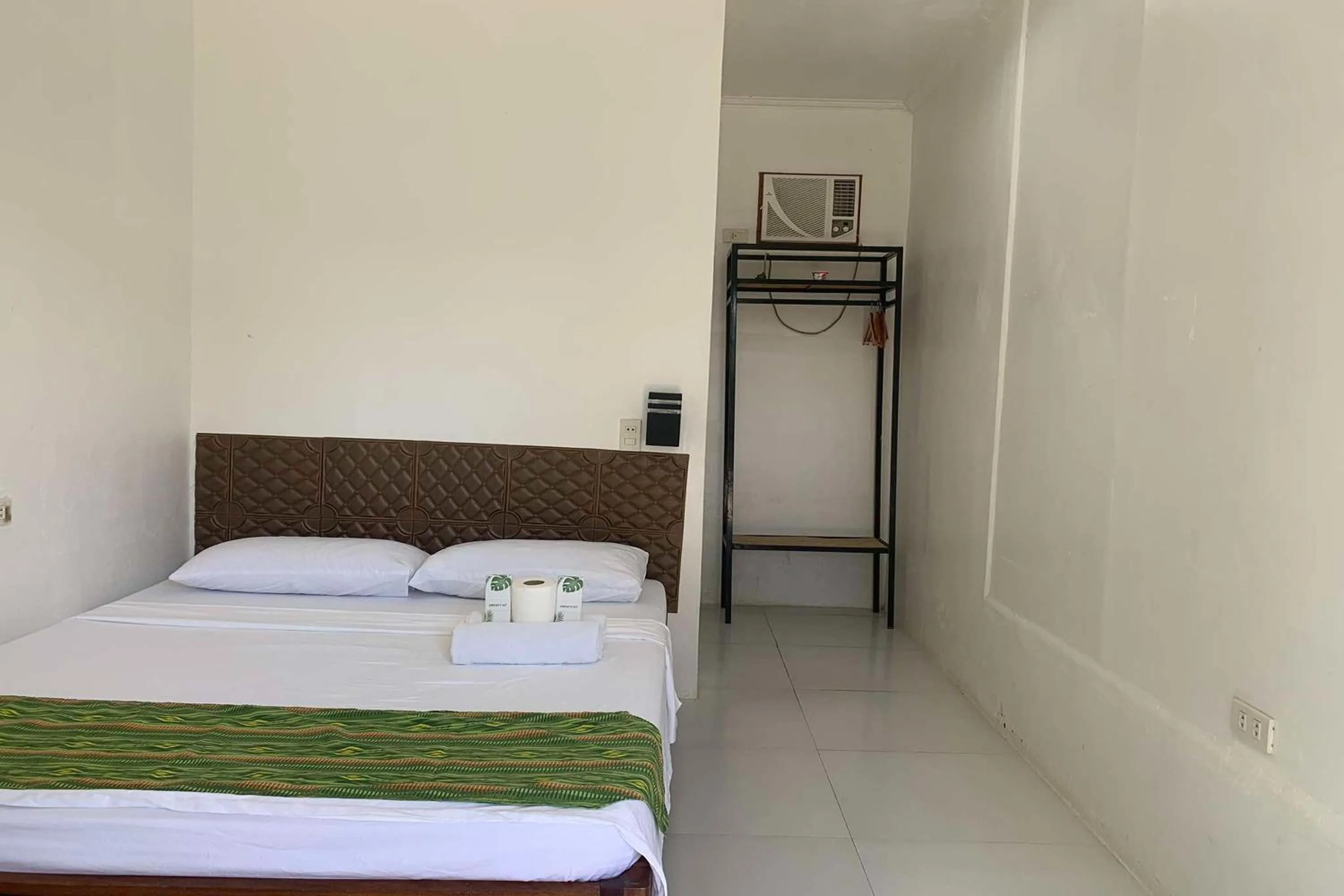 Bedroom, Bed in Green Dale's Travellers Inn Puerto Princesa