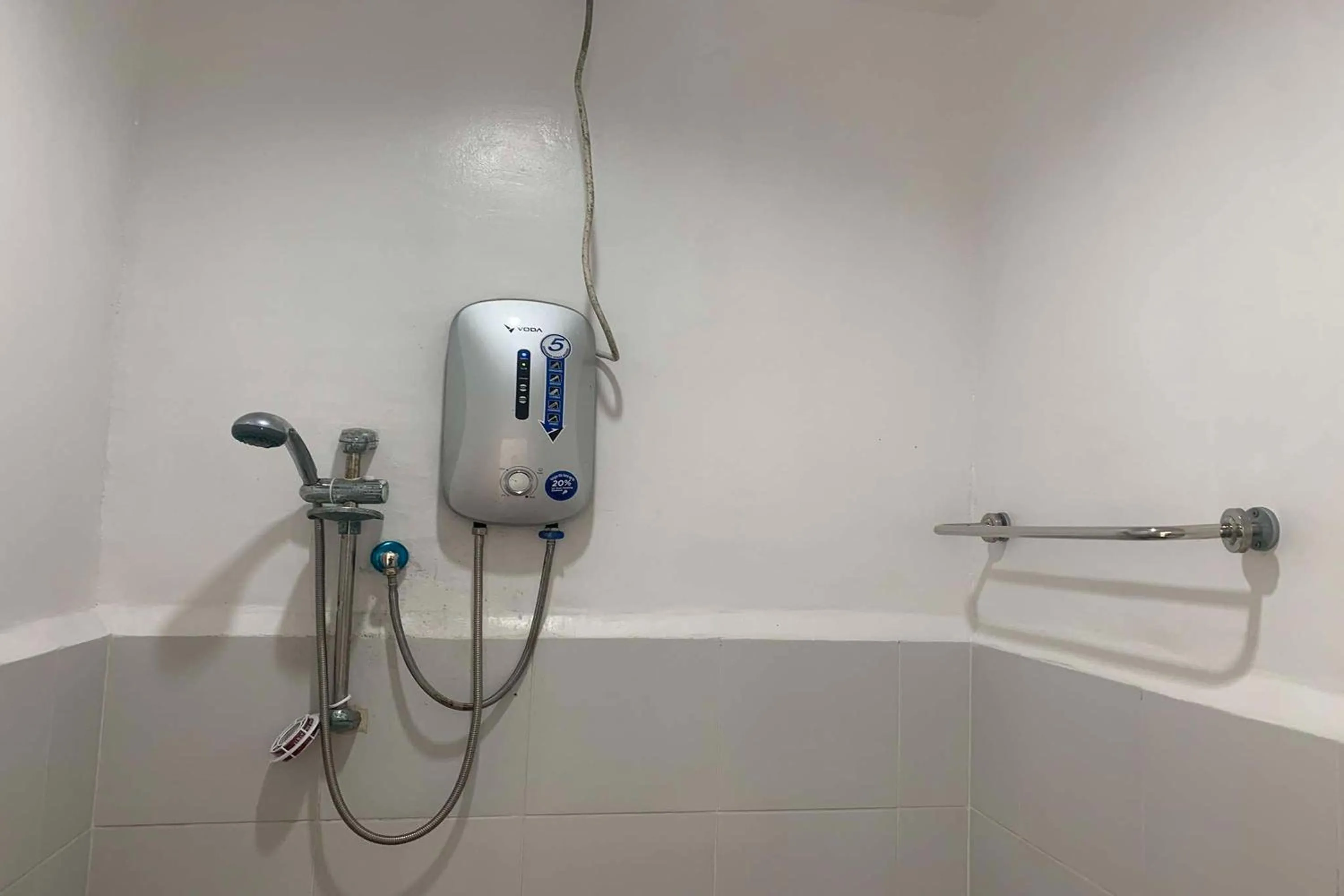 Bathroom in Green Dale's Travellers Inn Puerto Princesa