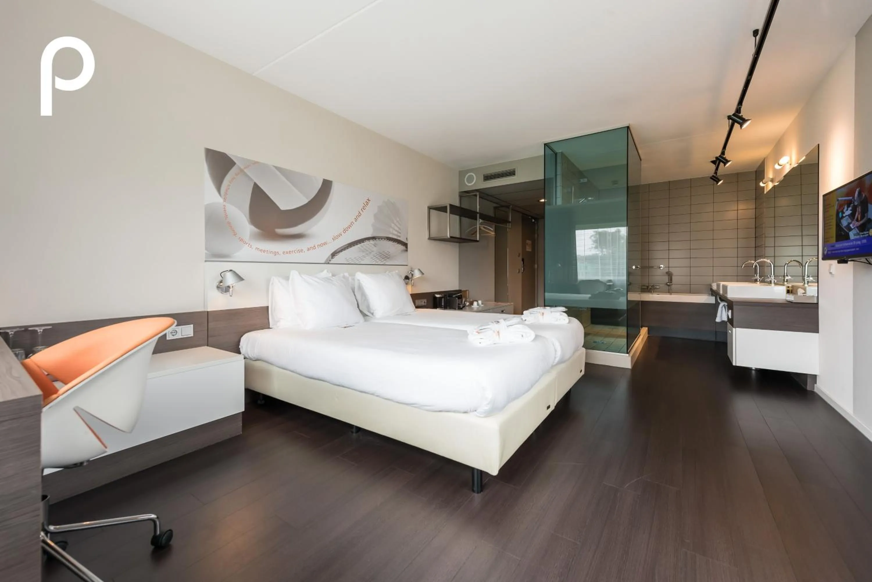 Shower, Bed in Hotel Papendal