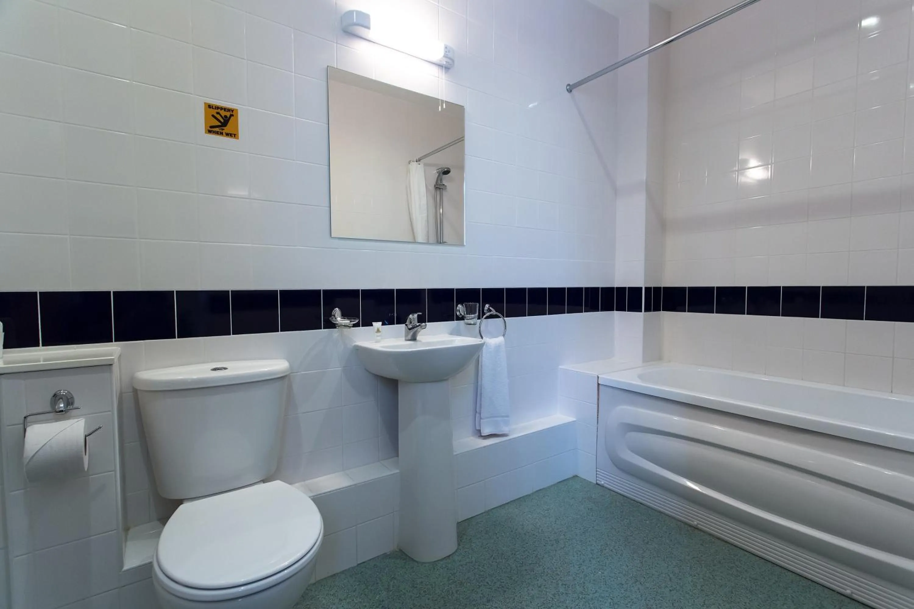 Toilet in Britannia Hotel Leeds