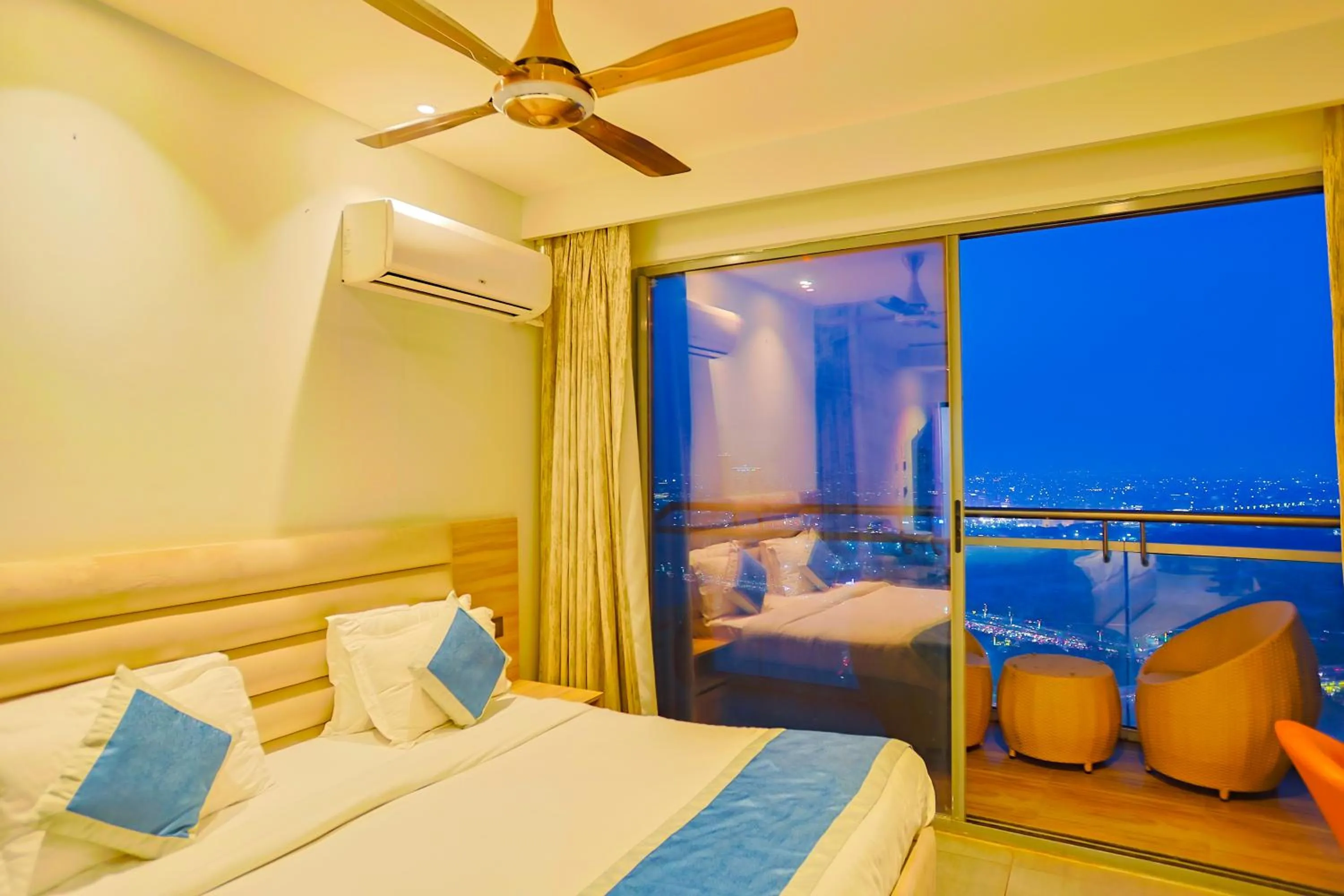 Bedroom, Bed in Hotel Livbox at Supernova