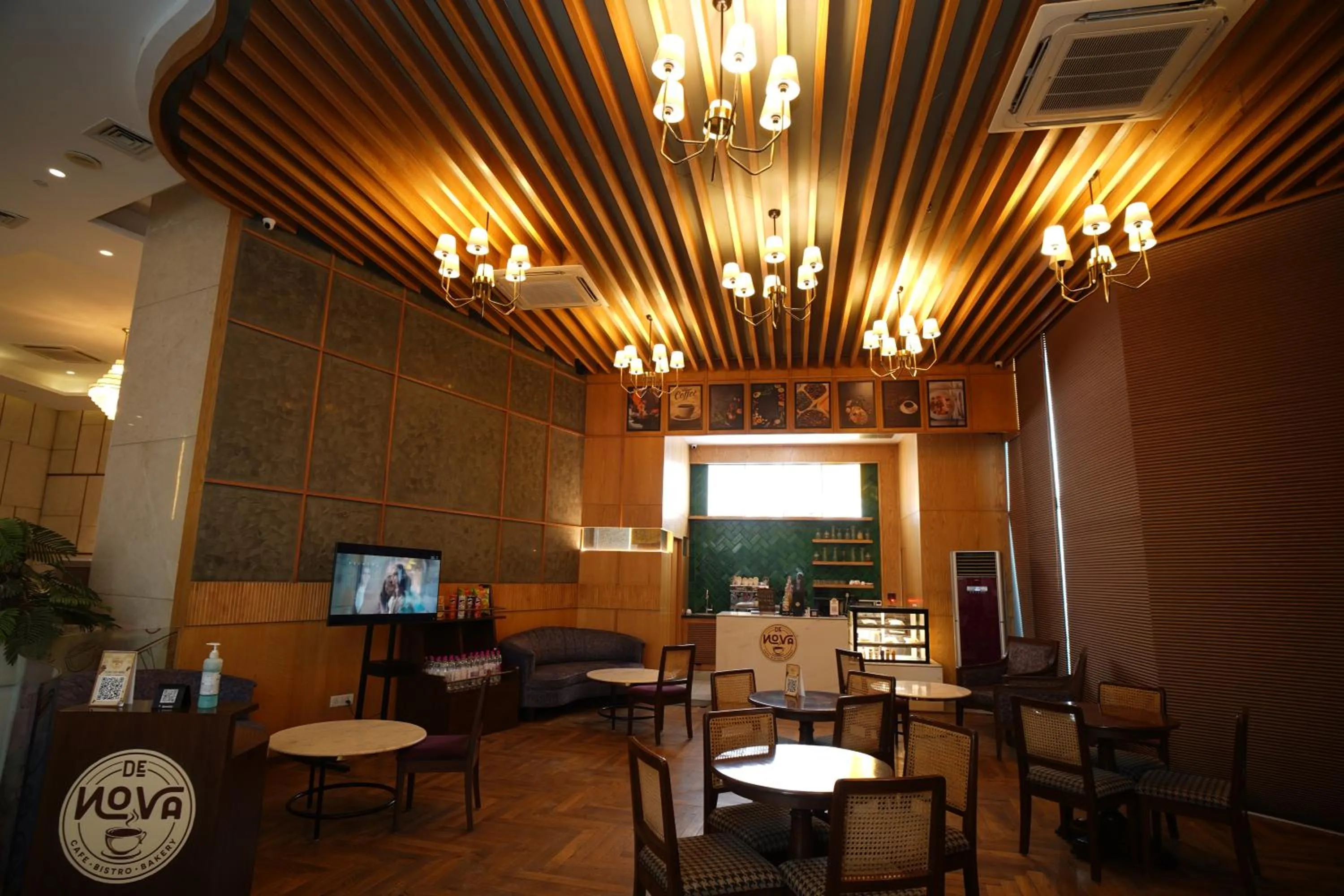 Restaurant/places to eat in Hotel Livbox at Supernova