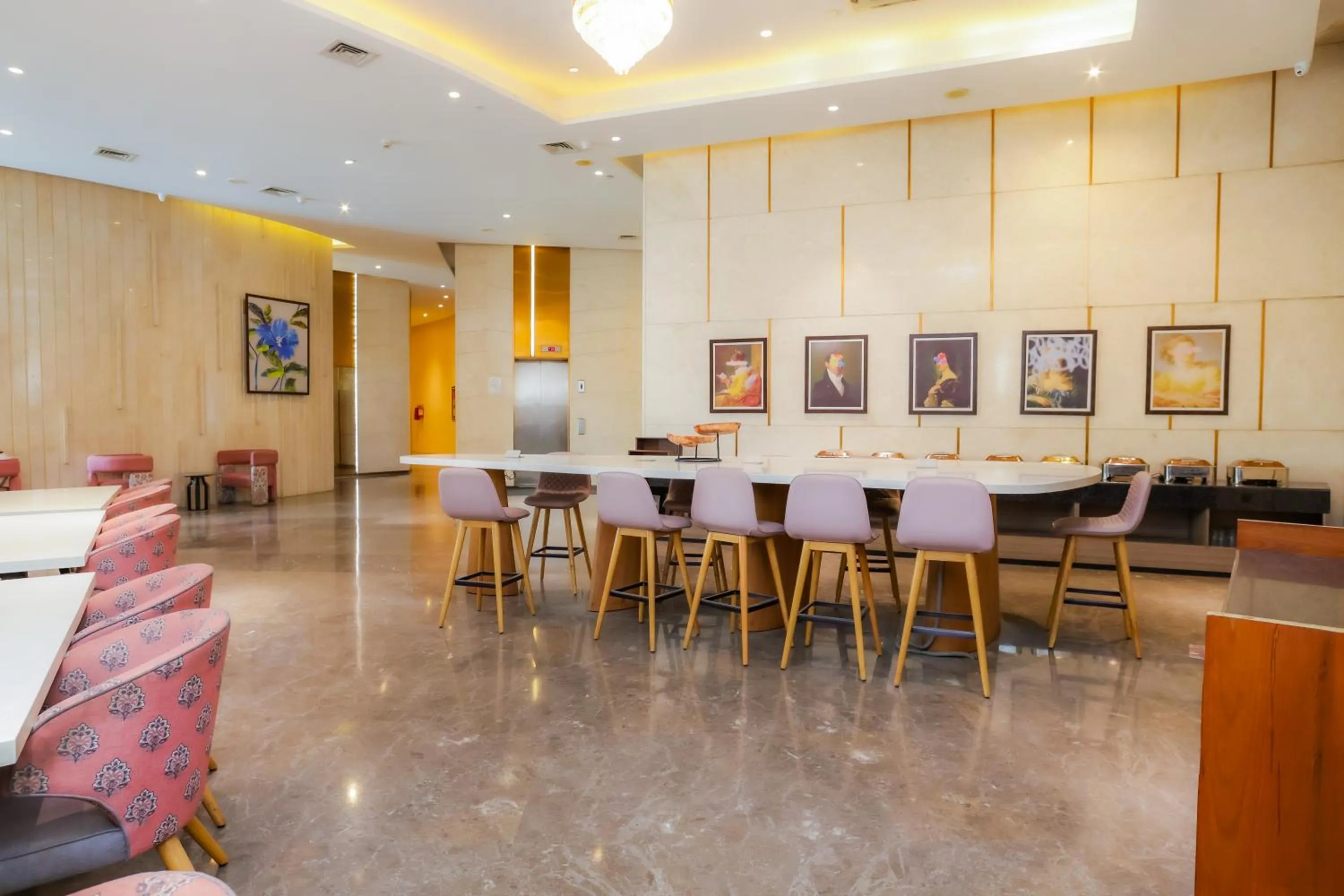 Restaurant/places to eat in Hotel Livbox at Supernova