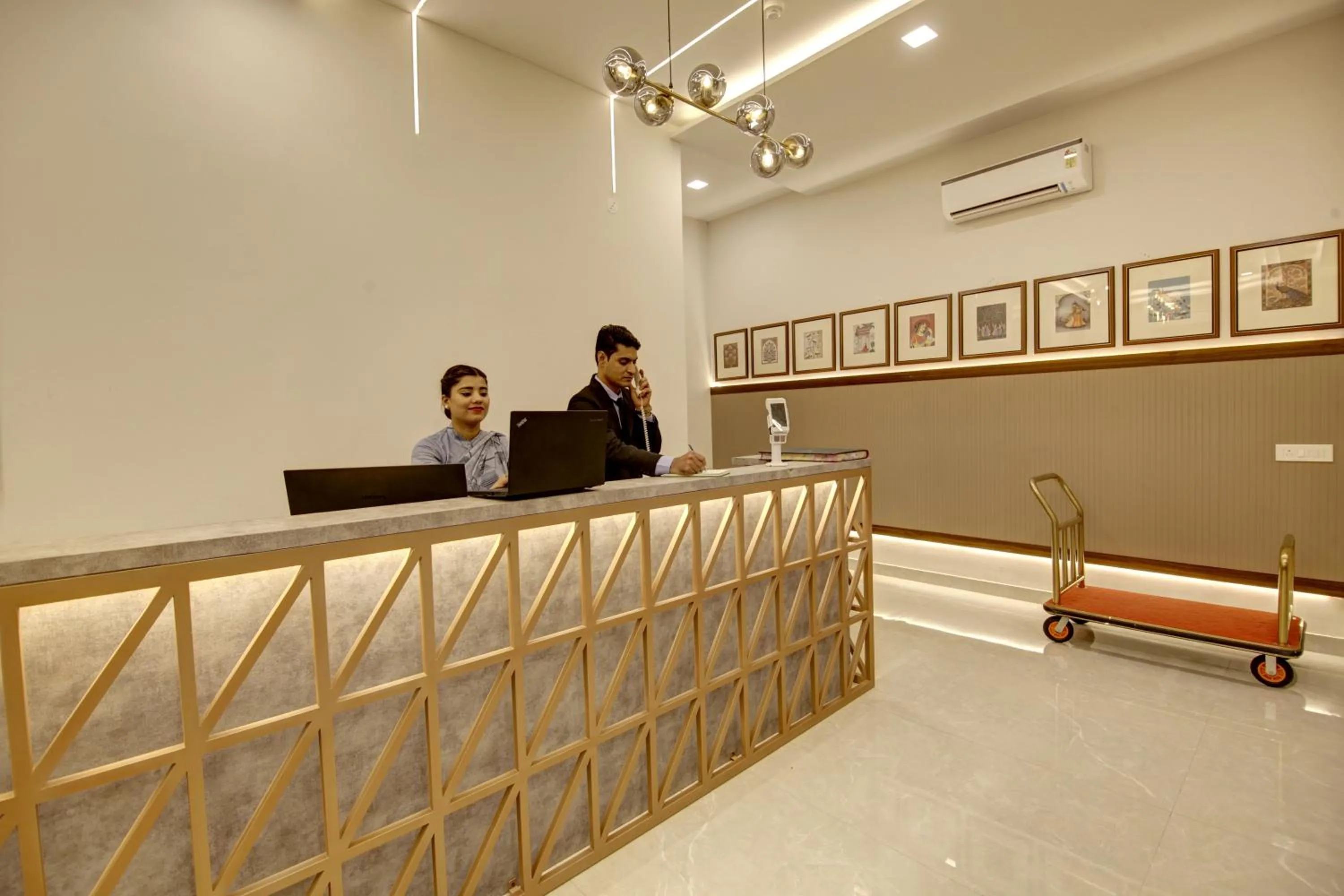 Lobby or reception in Saltstayz Premier - Golf Course Extension Road