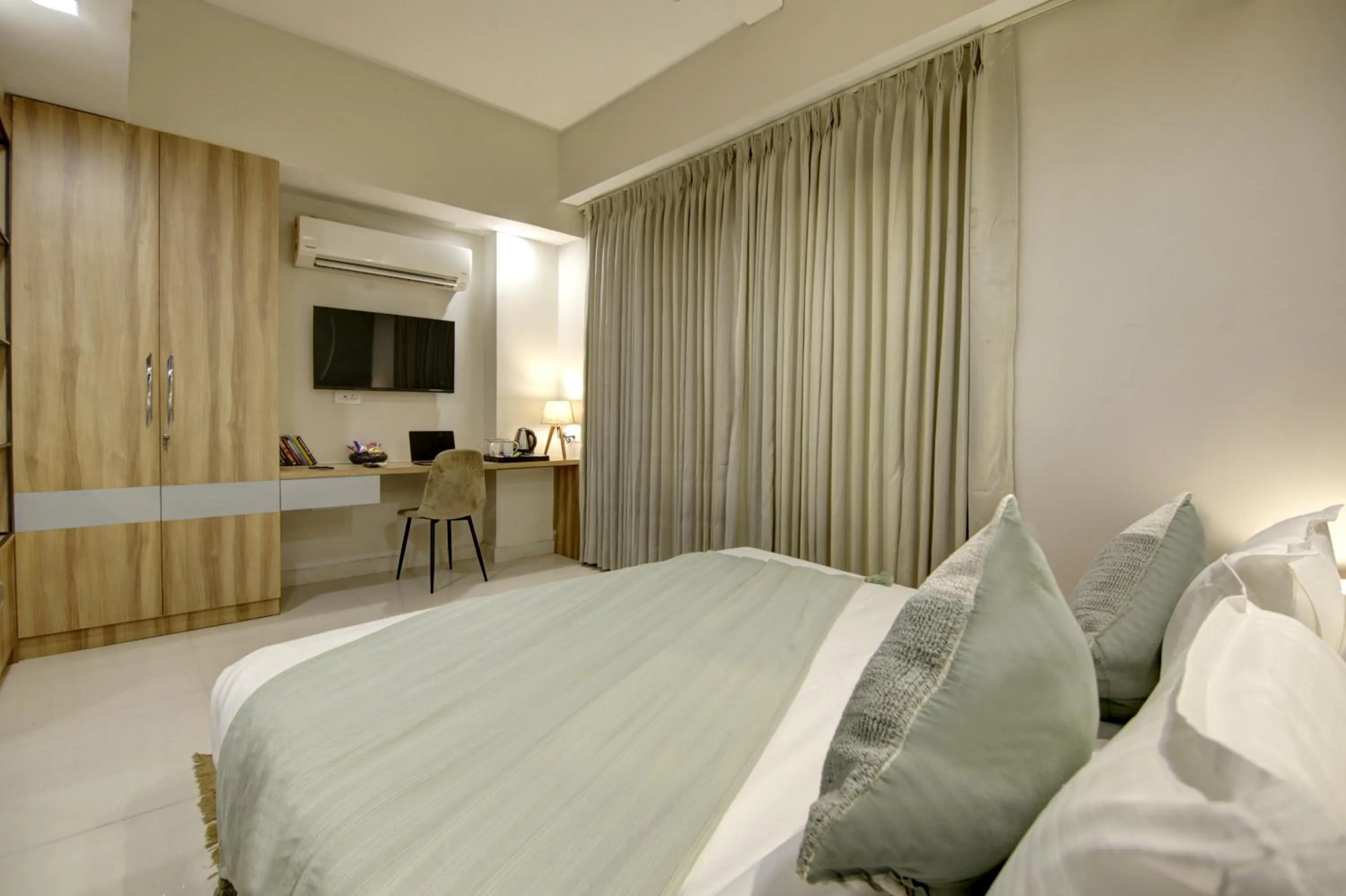 TV and multimedia, Bed in Saltstayz Premier - Golf Course Extension Road