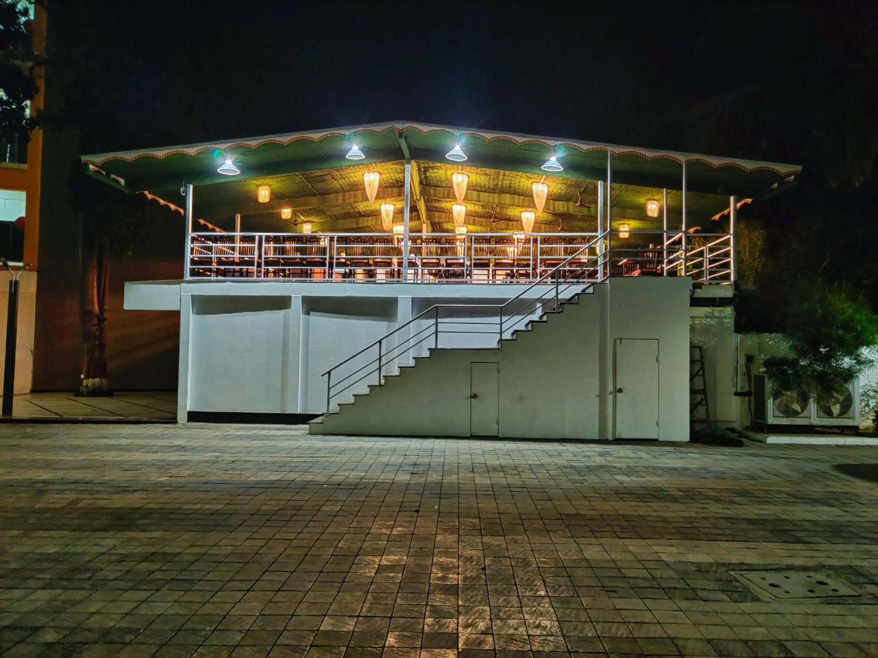 Restaurant/places to eat in Golden Chariot Hotel Daman