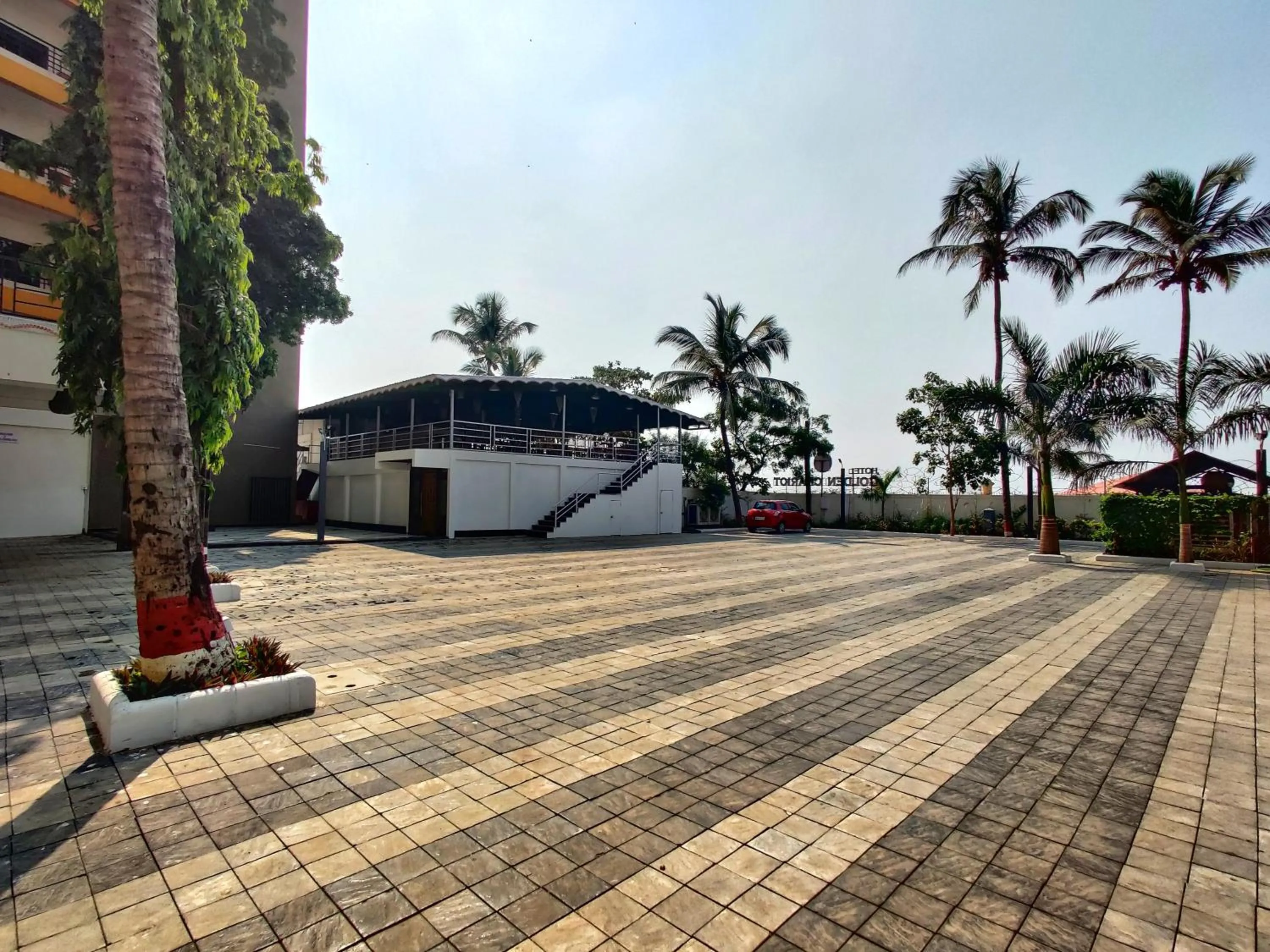 Restaurant/places to eat in Golden Chariot Hotel Daman